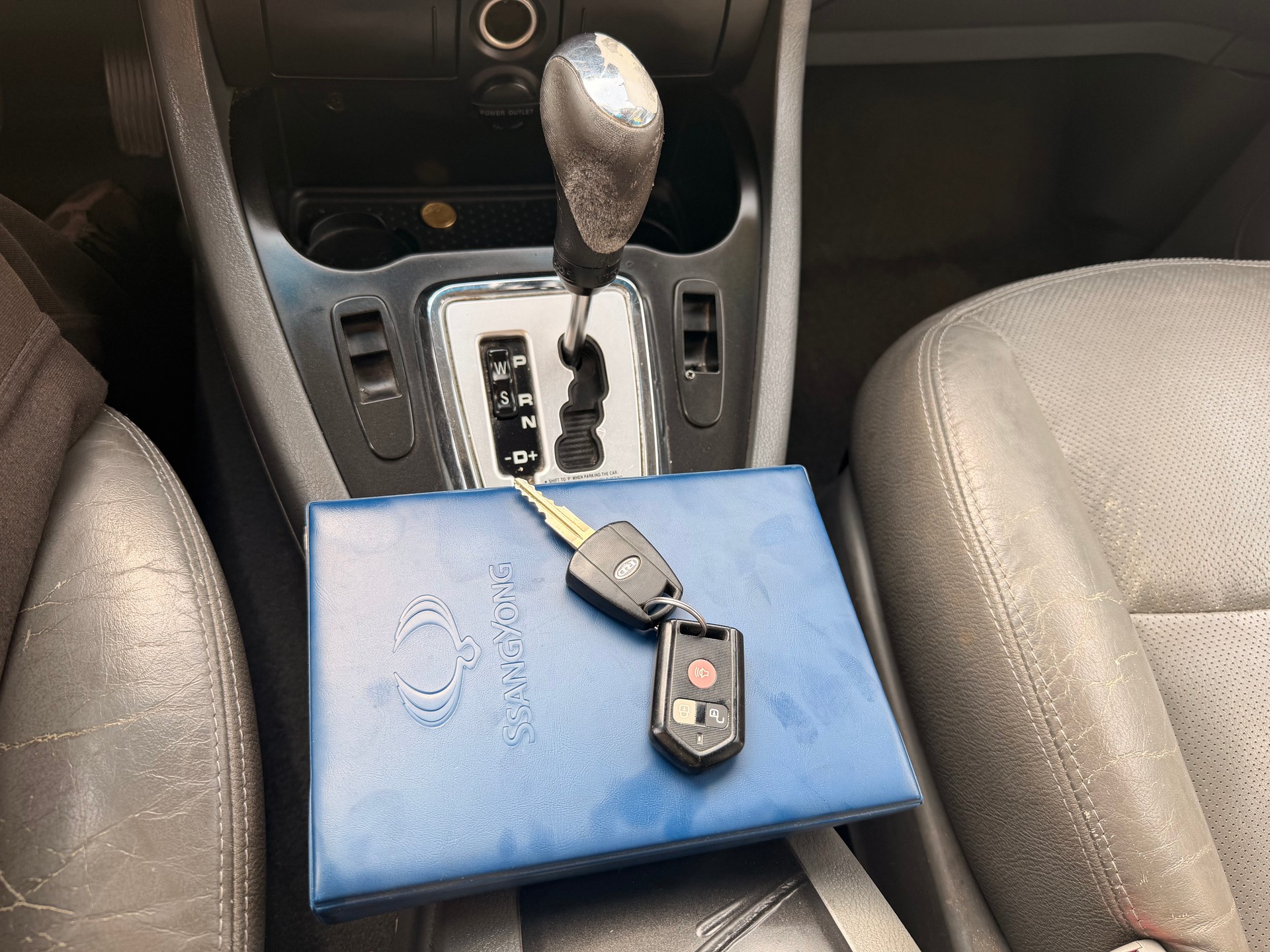 KGM-SsangYong Rodius SV 270 Xdi 4WD Automatic-image-29