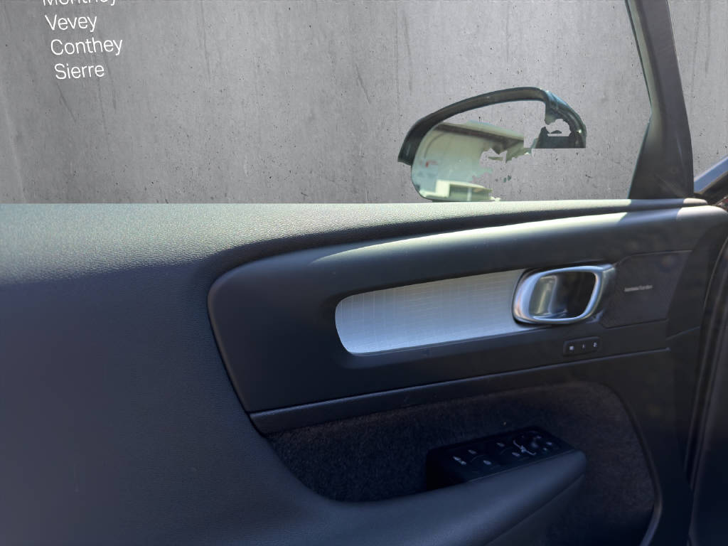 VOLVO XC40 2.0 B3 MH Plus Dark-image-7