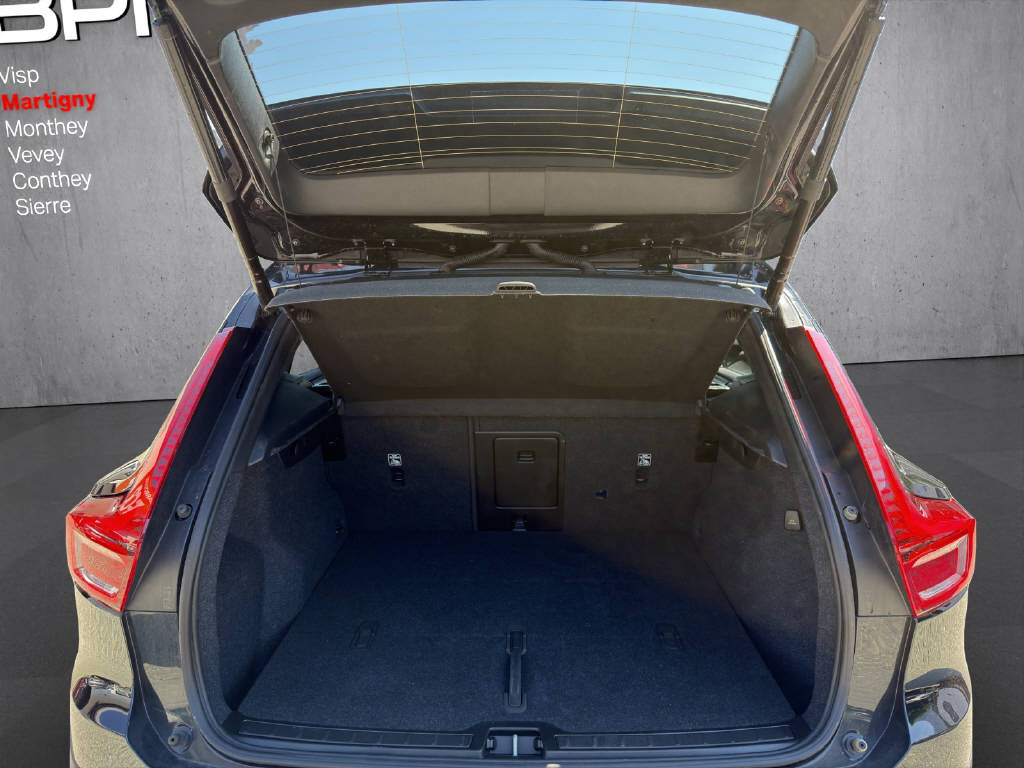 VOLVO XC40 2.0 B3 MH Plus Dark-image-15