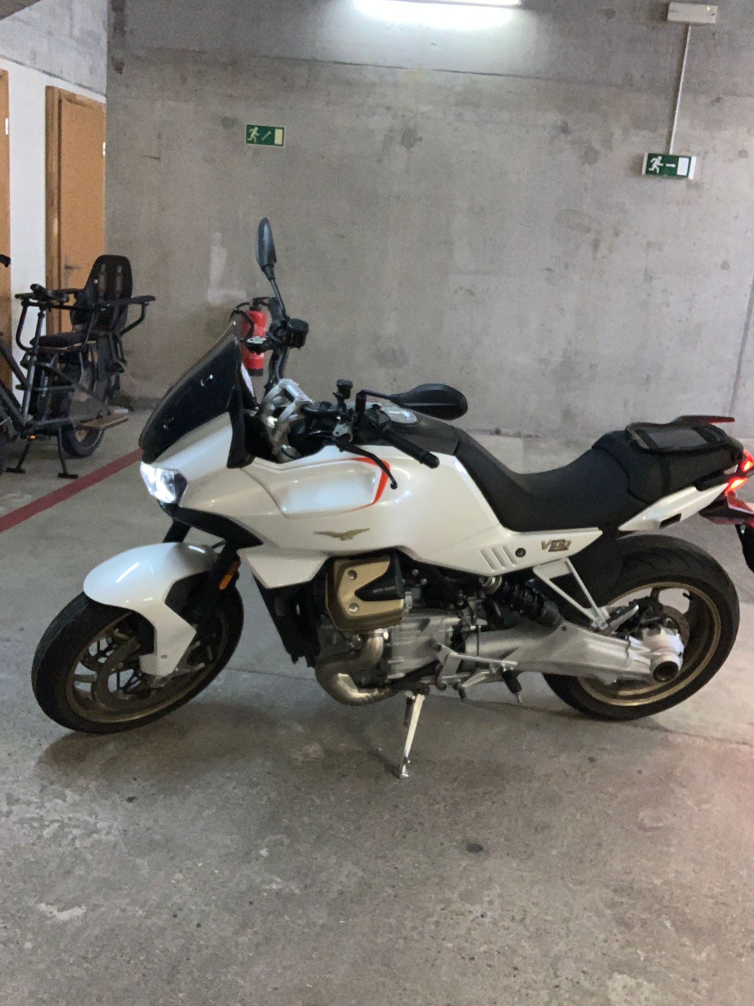 MOTO GUZZI V100 Mandello-image-0