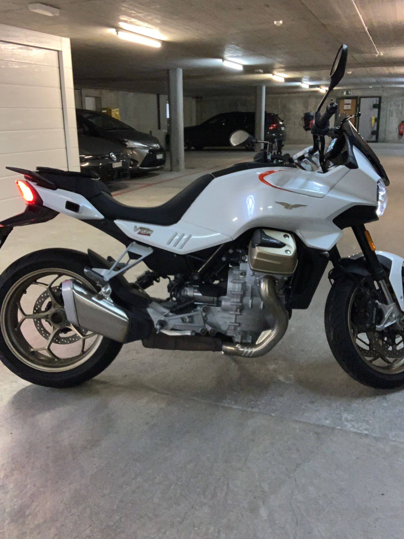 MOTO GUZZI V100 Mandello-image-1