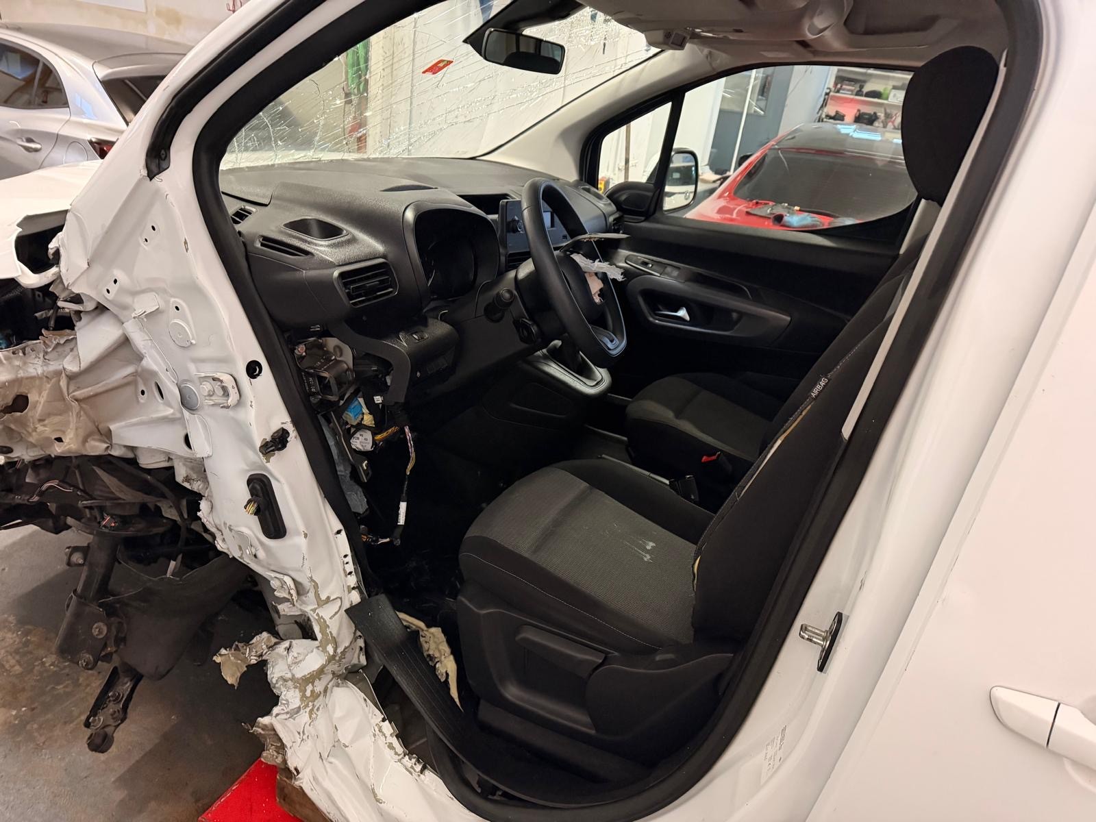 TOYOTA Proace City Verso 1.2 Shuttle Medium-image-8