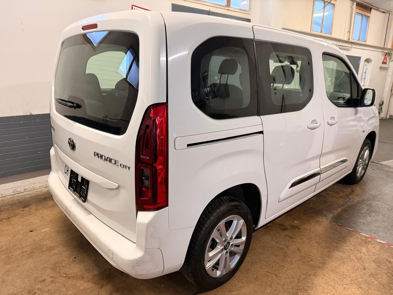 TOYOTA Proace City Verso 1.2 Shuttle Medium-image-1