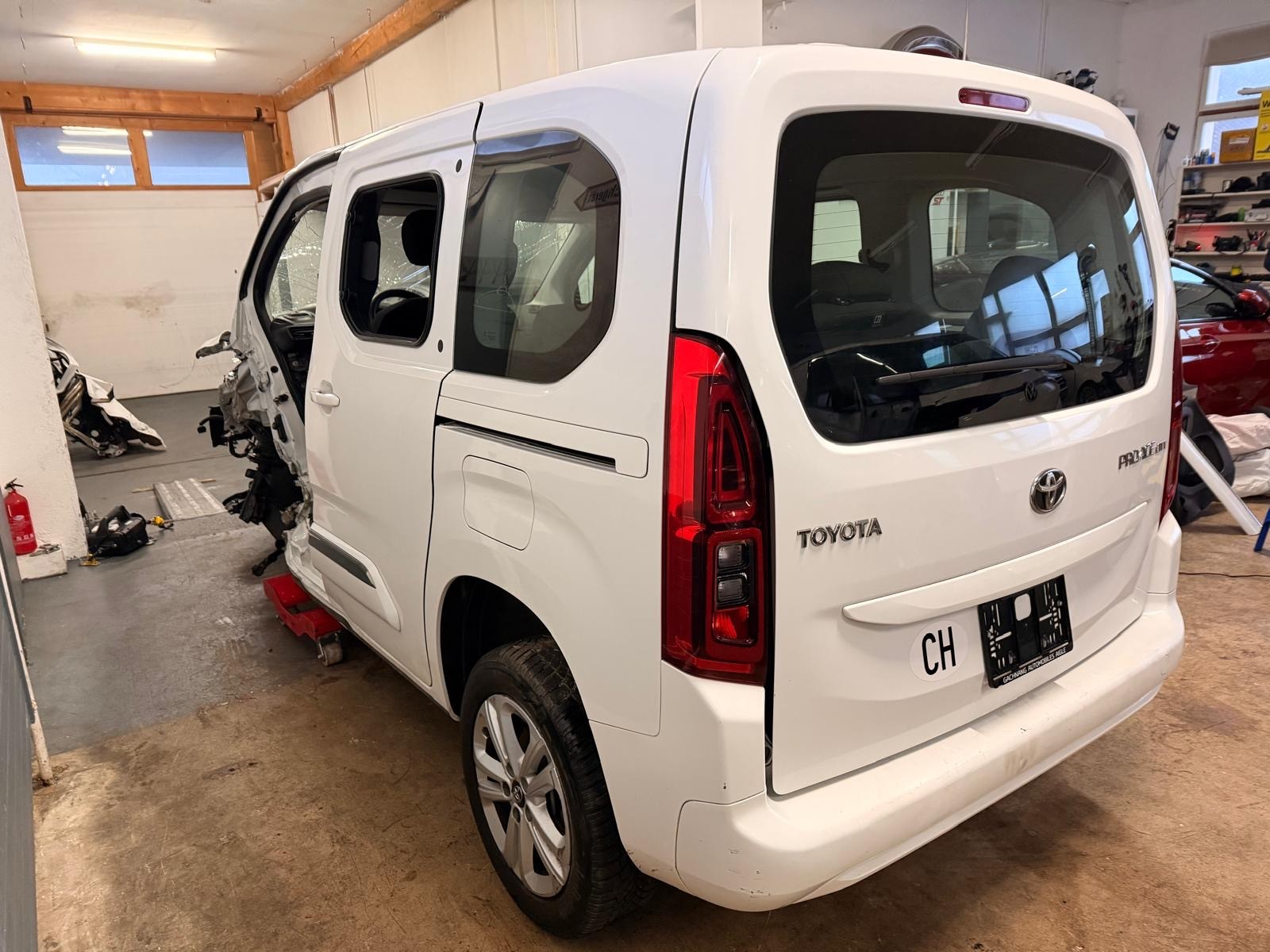 TOYOTA Proace City Verso 1.2 Shuttle Medium-image-2