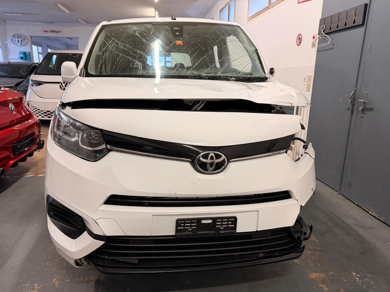 TOYOTA Proace City Verso 1.2 Shuttle Medium-image-4