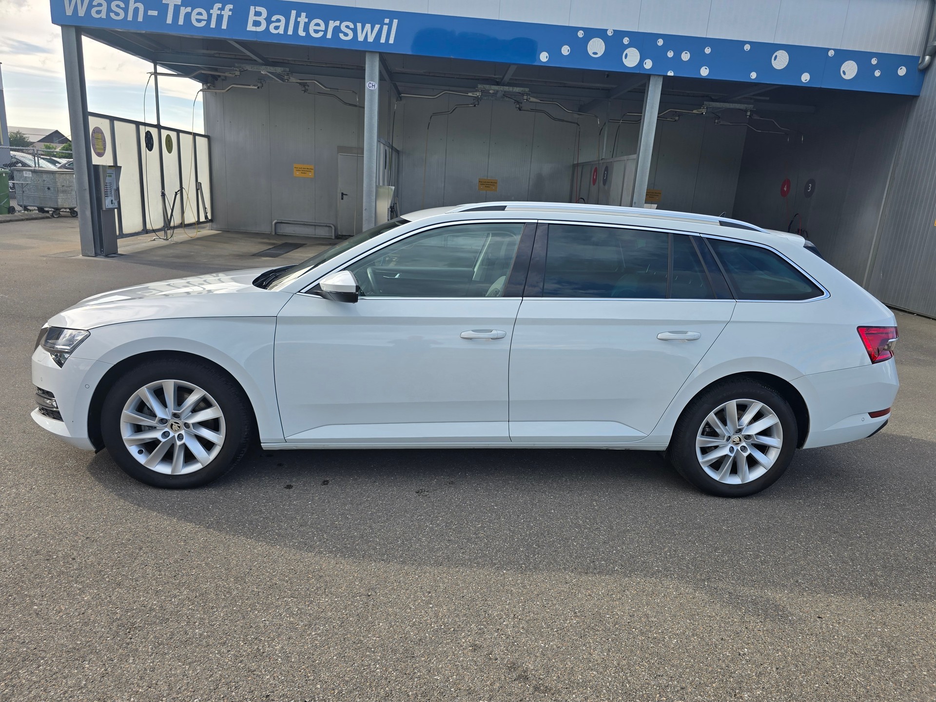 SKODA Superb Combi 2.0 TDi Style 4x4 DSG*TOP-ZUSTAND*Frsch ab MFK"Frisch ab Service**Anhängerkupplung 2200KG-image-1