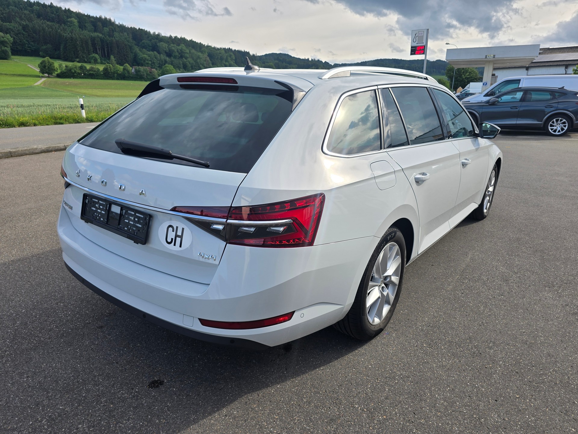SKODA Superb Combi 2.0 TDi Style 4x4 DSG*TOP-ZUSTAND*Frsch ab MFK"Frisch ab Service**Anhängerkupplung 2200KG-image-4