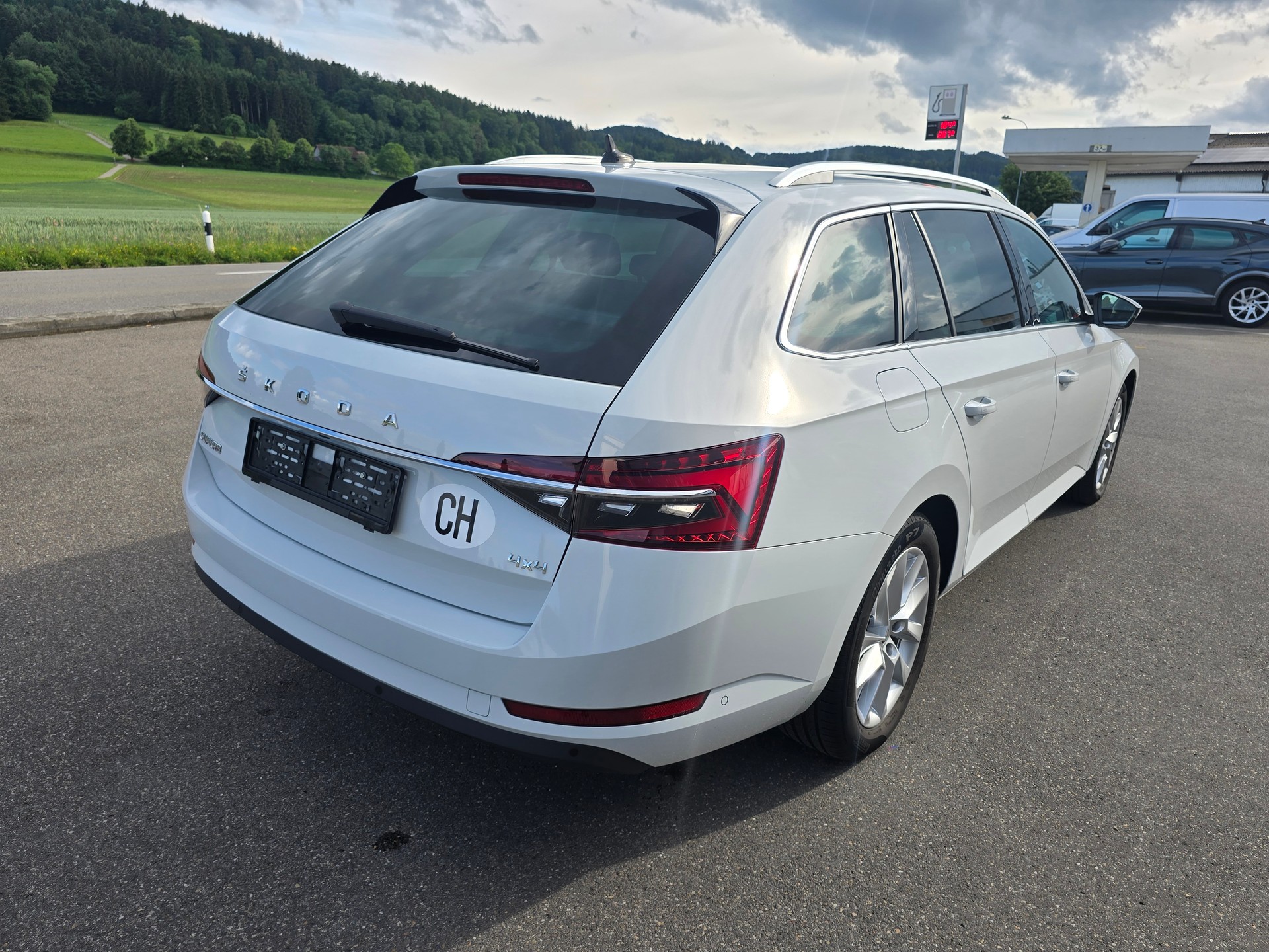SKODA Superb Combi 2.0 TDi Style 4x4 DSG*TOP-ZUSTAND*Frsch ab MFK"Frisch ab Service**Anhängerkupplung 2200KG-image-3