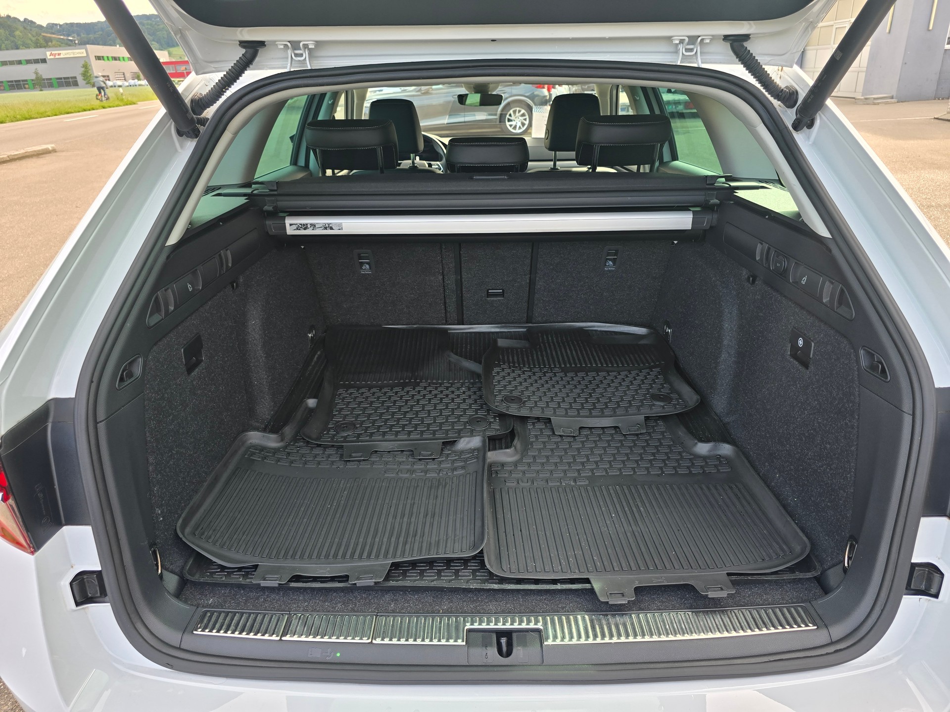 SKODA Superb Combi 2.0 TDi Style 4x4 DSG*TOP-ZUSTAND*Frsch ab MFK"Frisch ab Service**Anhängerkupplung 2200KG-image-9