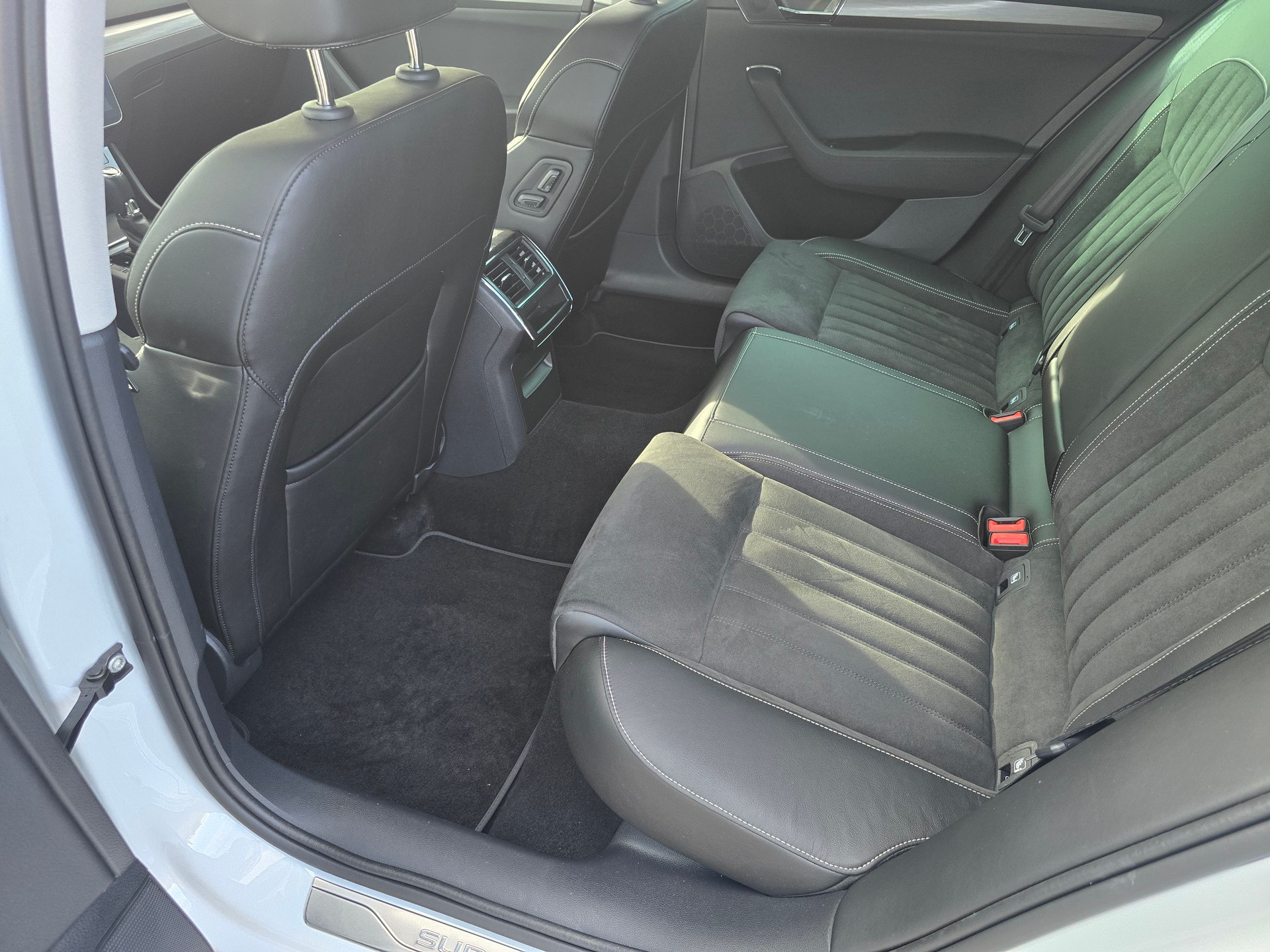 SKODA Superb Combi 2.0 TDi Style 4x4 DSG*TOP-ZUSTAND*Frsch ab MFK"Frisch ab Service**Anhängerkupplung 2200KG-image-8