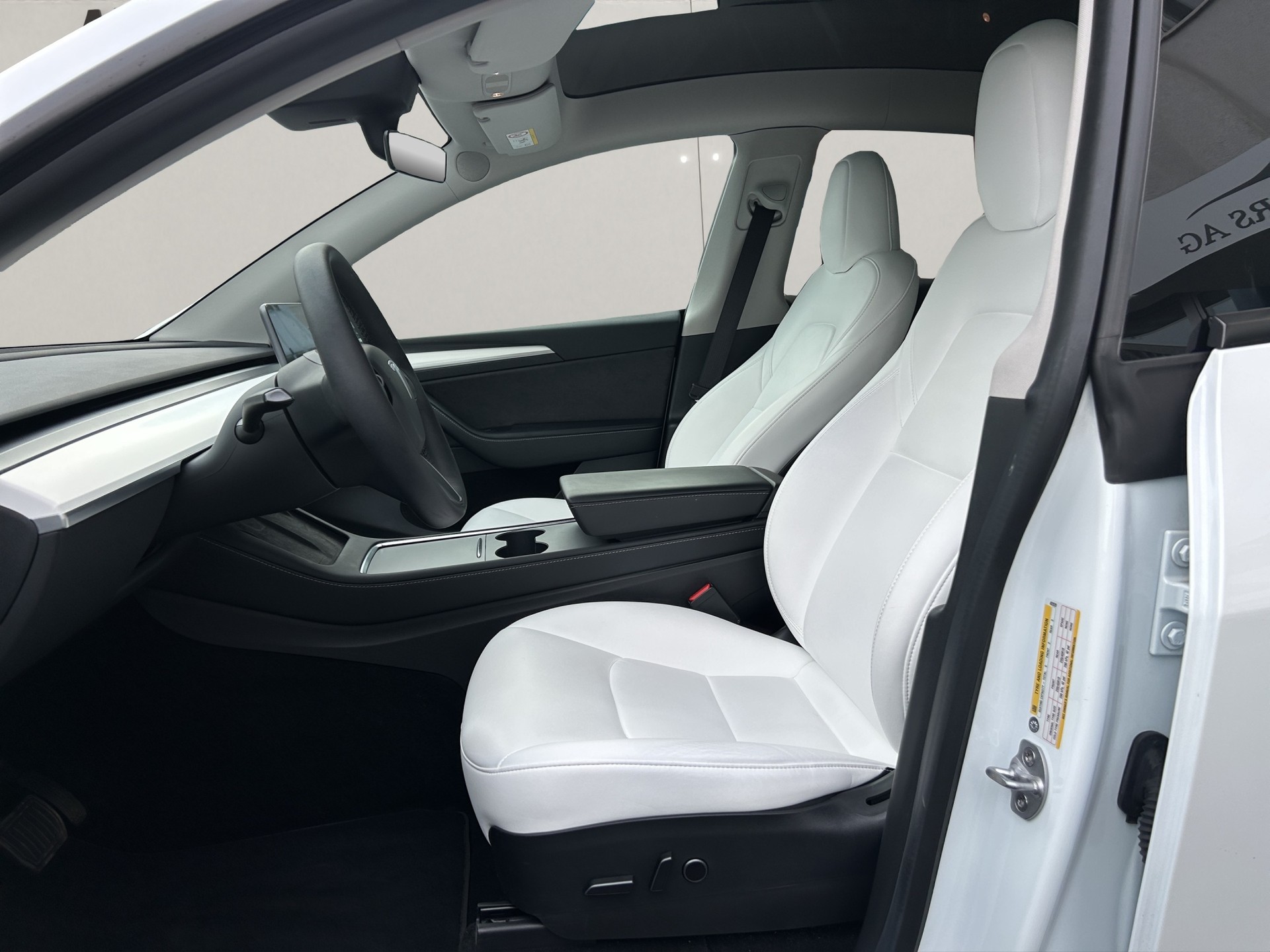 TESLA Model Y Long Range-image-5