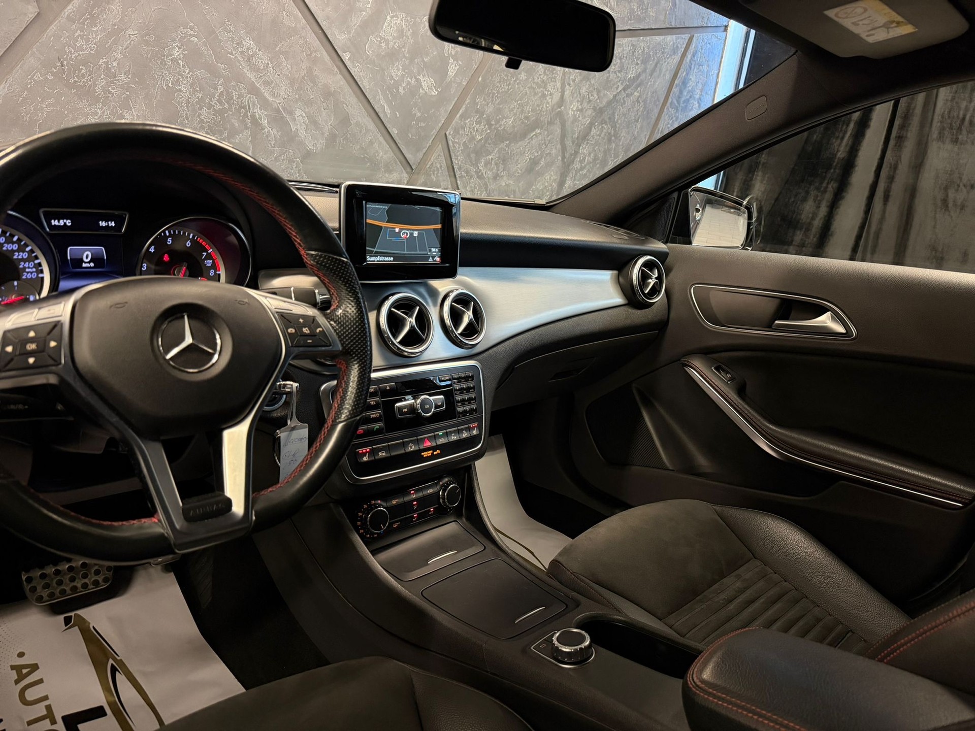MERCEDES-BENZ GLA 250 AMG Line 4Matic 7G-DCT-image-9
