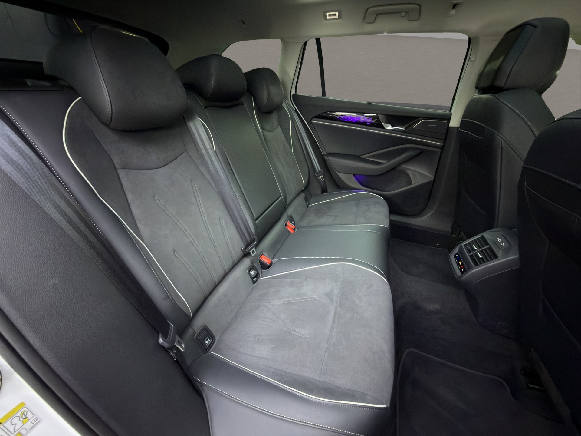 VW Passat Variant 2.0 TDI evo Elegance DSG-image-13