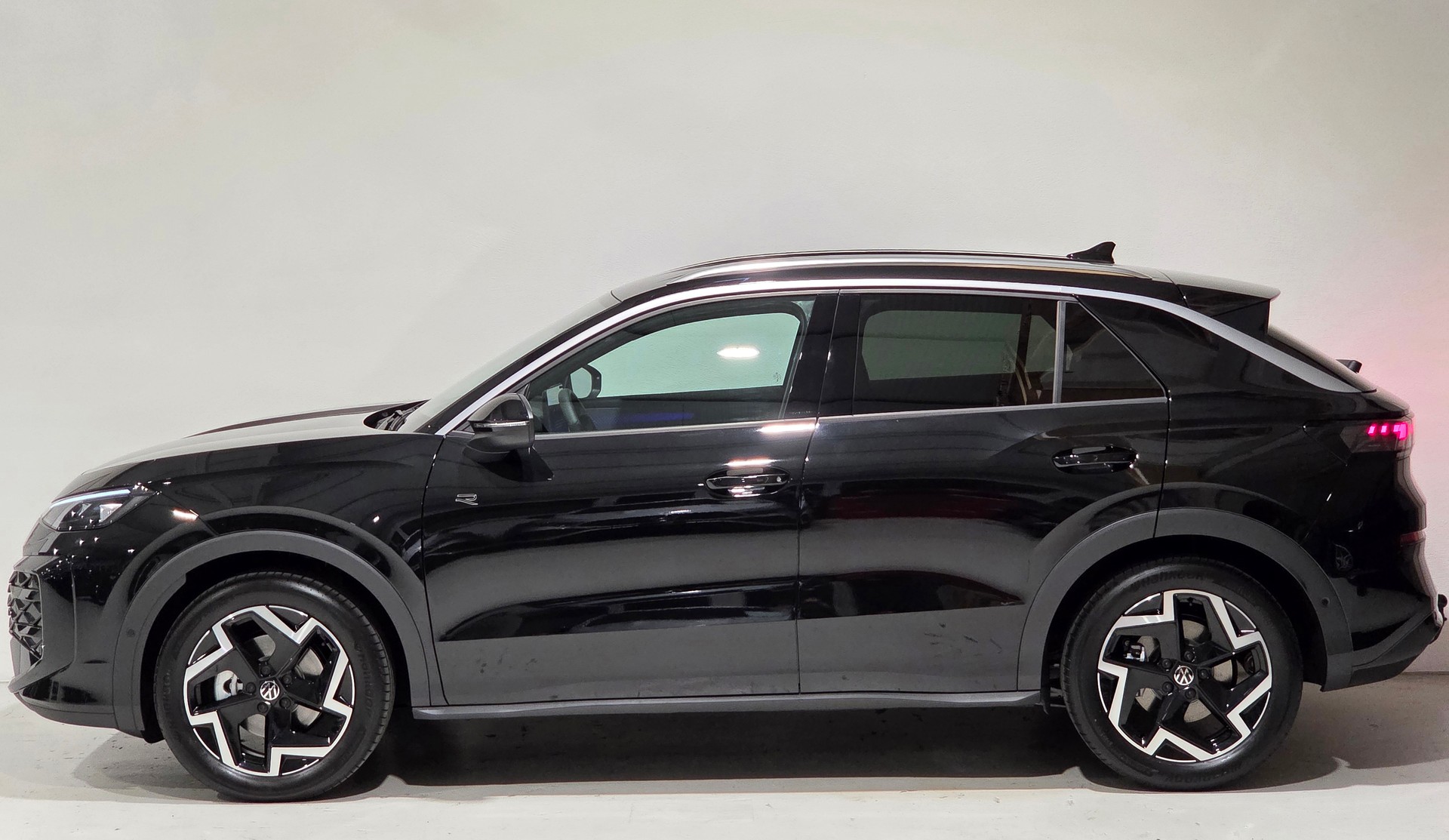 VW T-Roc 1.5 eTSI mHEV R-Line DSG-showroom-element-1