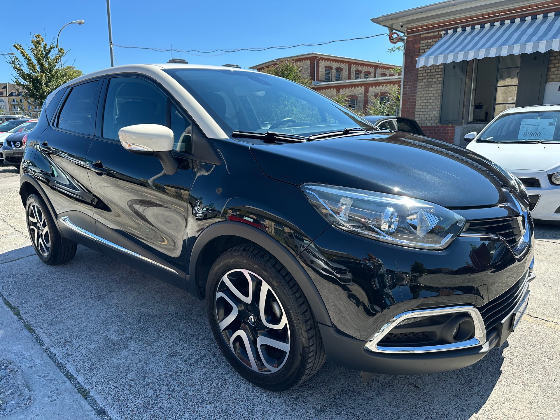RENAULT Captur 1.2 T 16V Intens-showroom-element-2