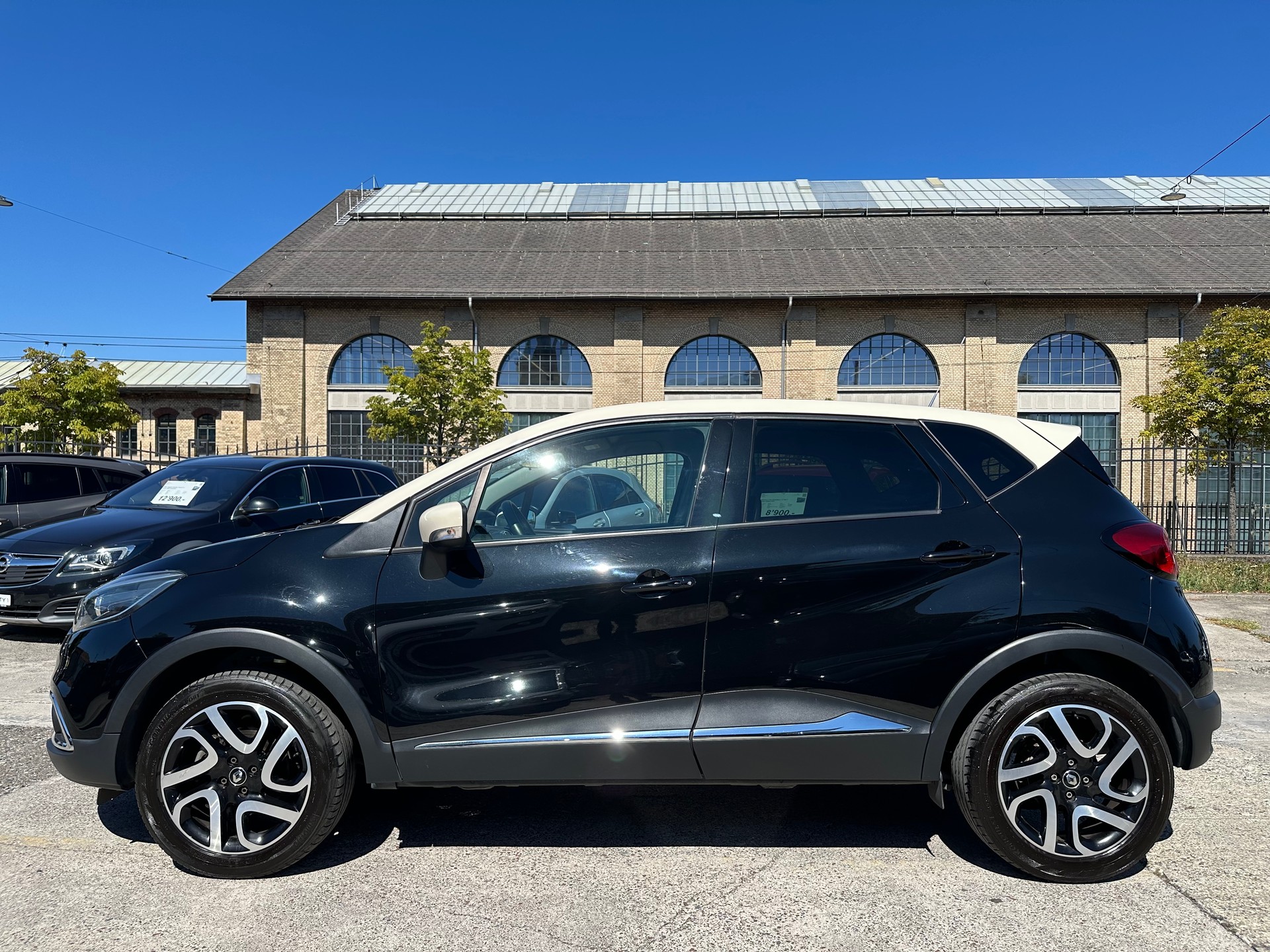 RENAULT Captur 1.2 T 16V Intens-showroom-element-3