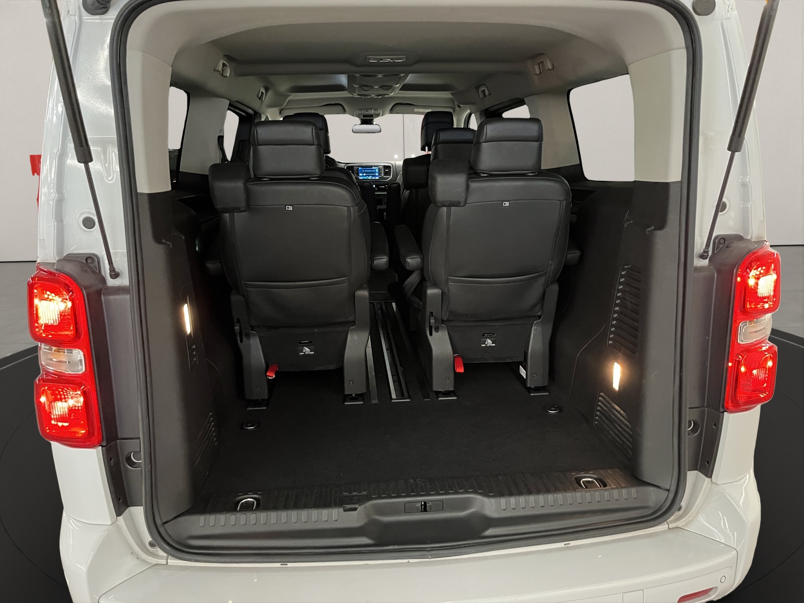 PEUGEOT Traveller Long 2.0 BlueHDi 180 Business VIP S/S-image-14