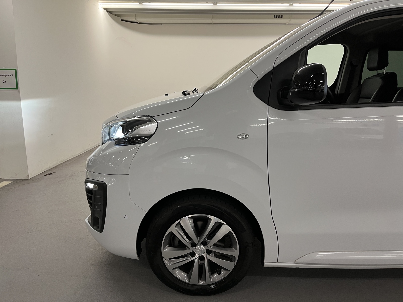 PEUGEOT Traveller Long 2.0 BlueHDi 180 Business VIP S/S-image-15