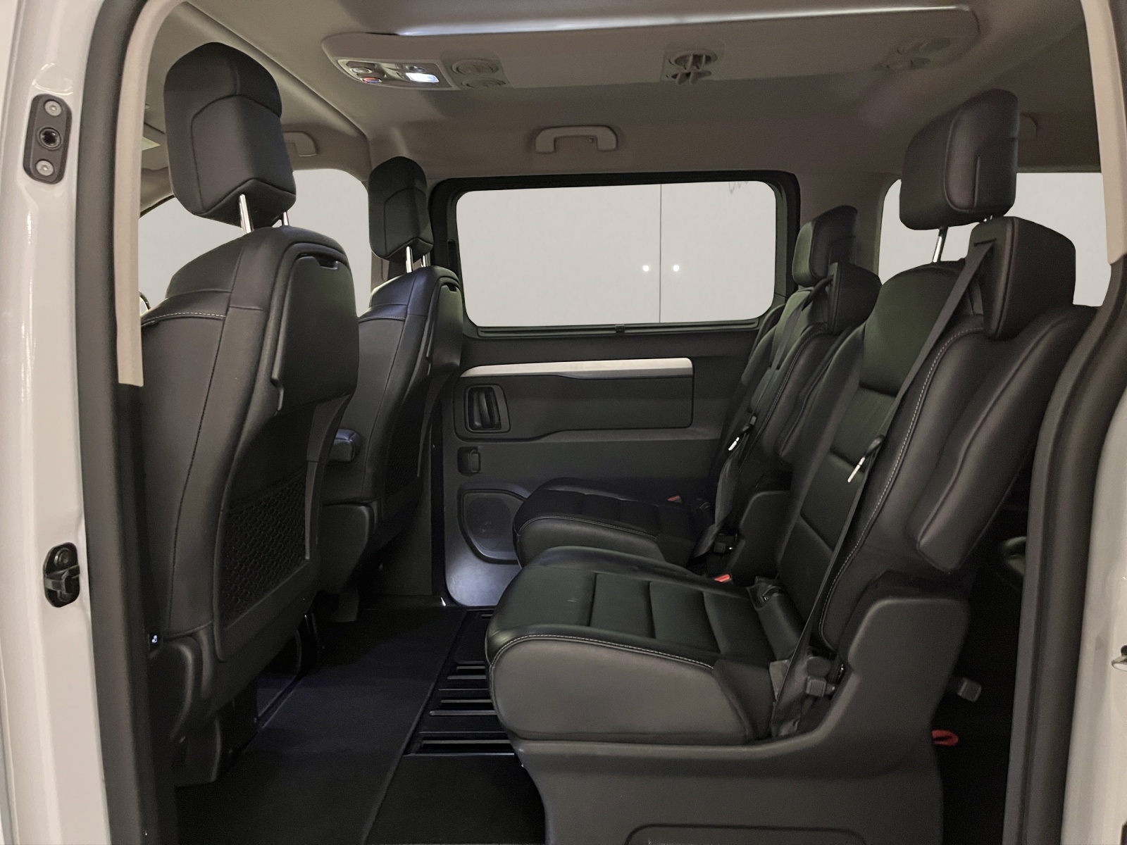 PEUGEOT Traveller Long 2.0 BlueHDi 180 Business VIP S/S-image-13