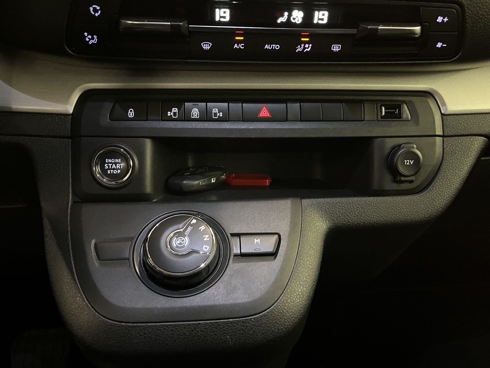 PEUGEOT Traveller Long 2.0 BlueHDi 180 Business VIP S/S-image-11