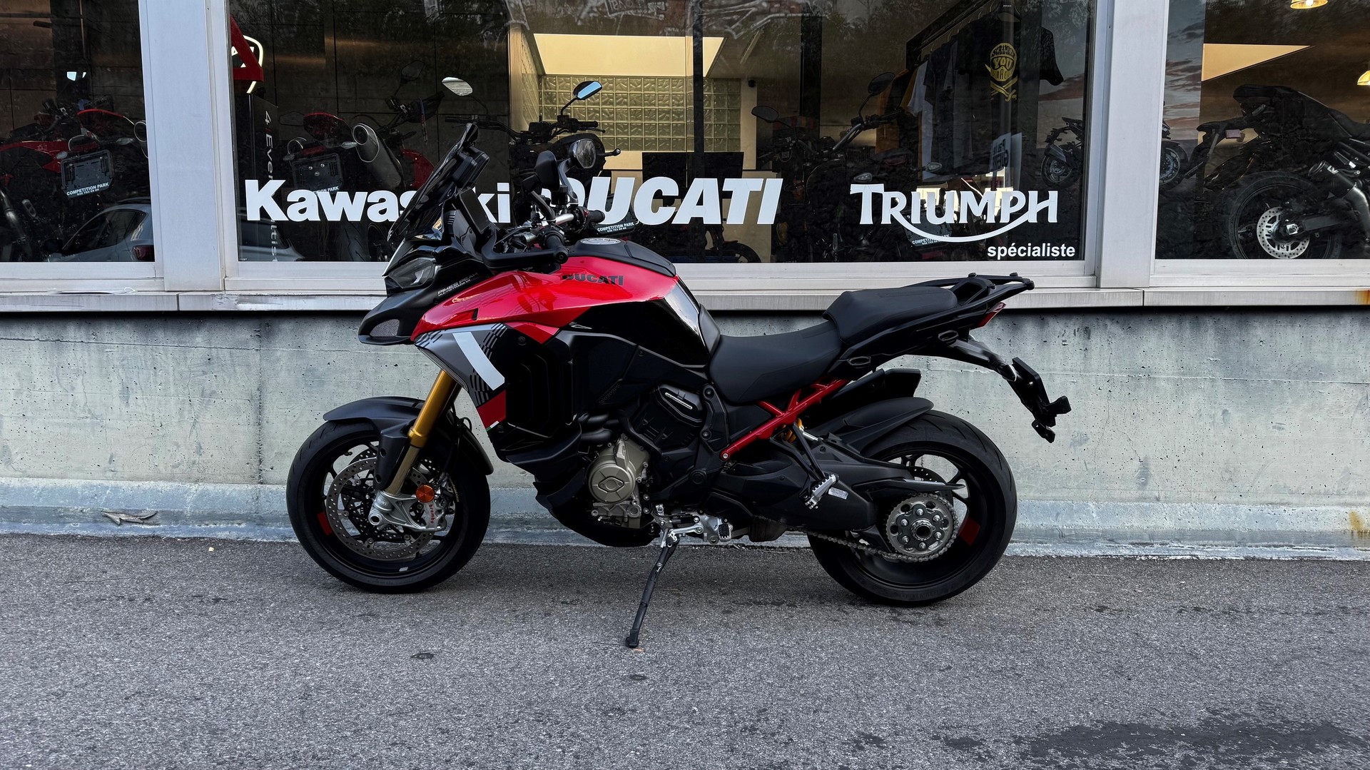 DUCATI Multistrada pikes peak-showroom-element-1