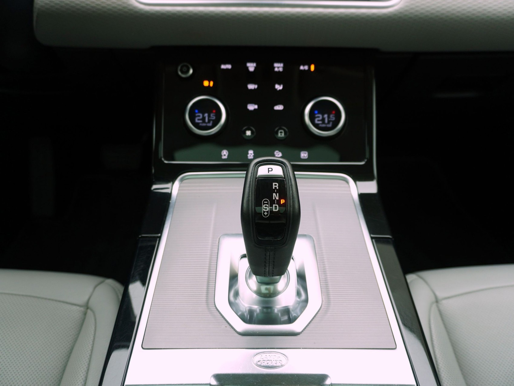 LAND ROVER Range Rover Evoque 1.5 T 300e S AWD-image-17