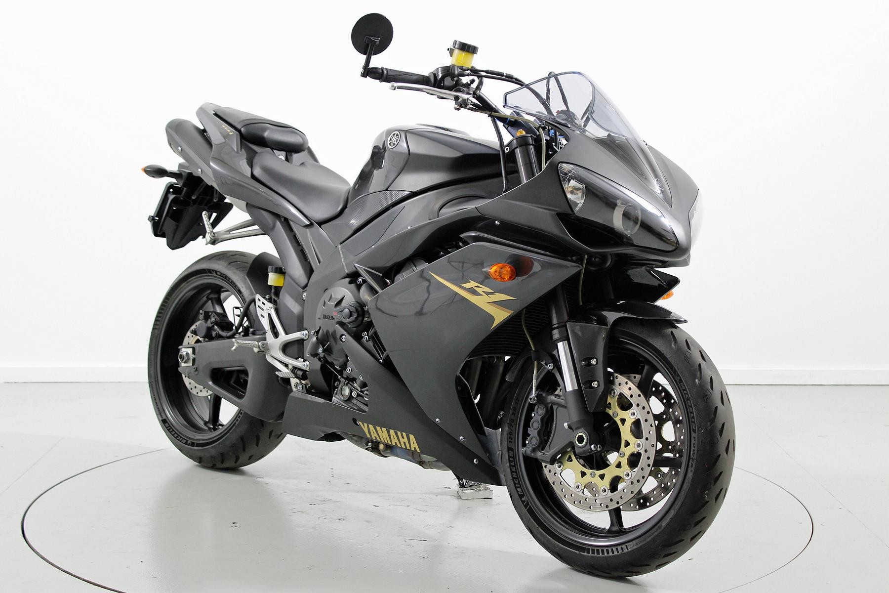 YAMAHA YZF-R1-image-1