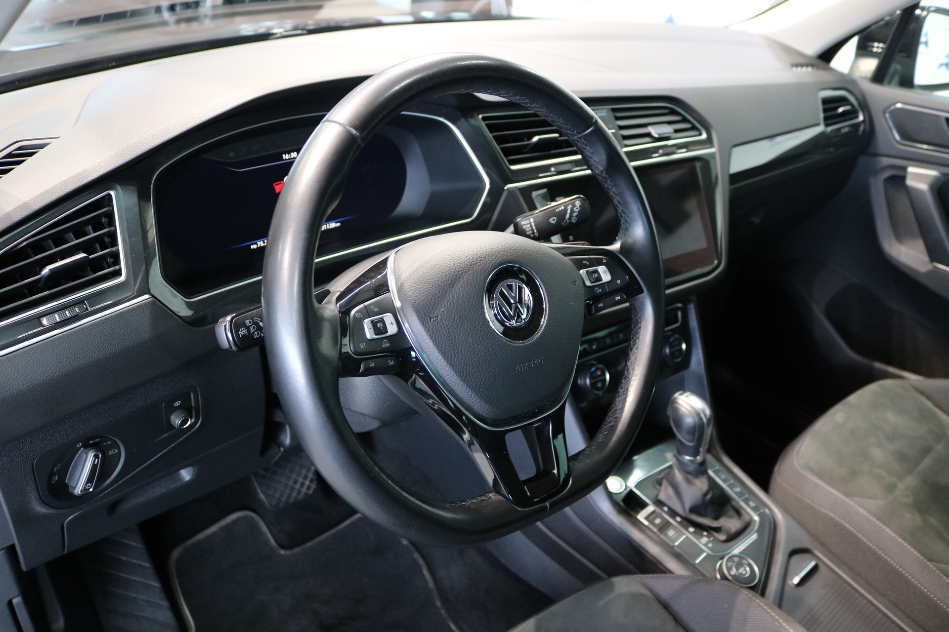 VW Tiguan 2.0TSI Highline 4Motion DSG-showroom-element-1