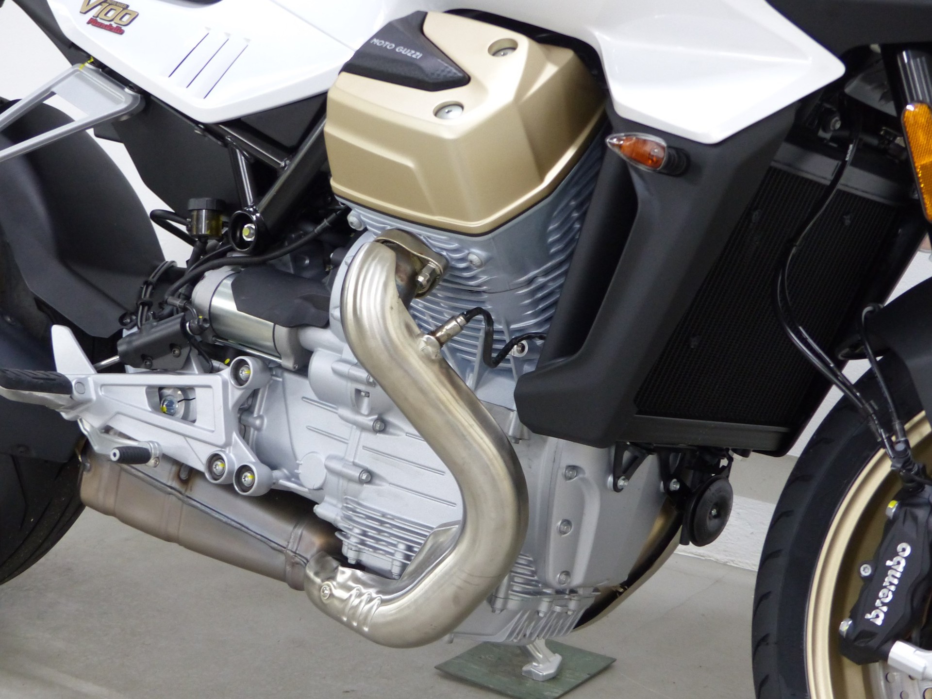 MOTO GUZZI V100 Mandello ABS-image-4