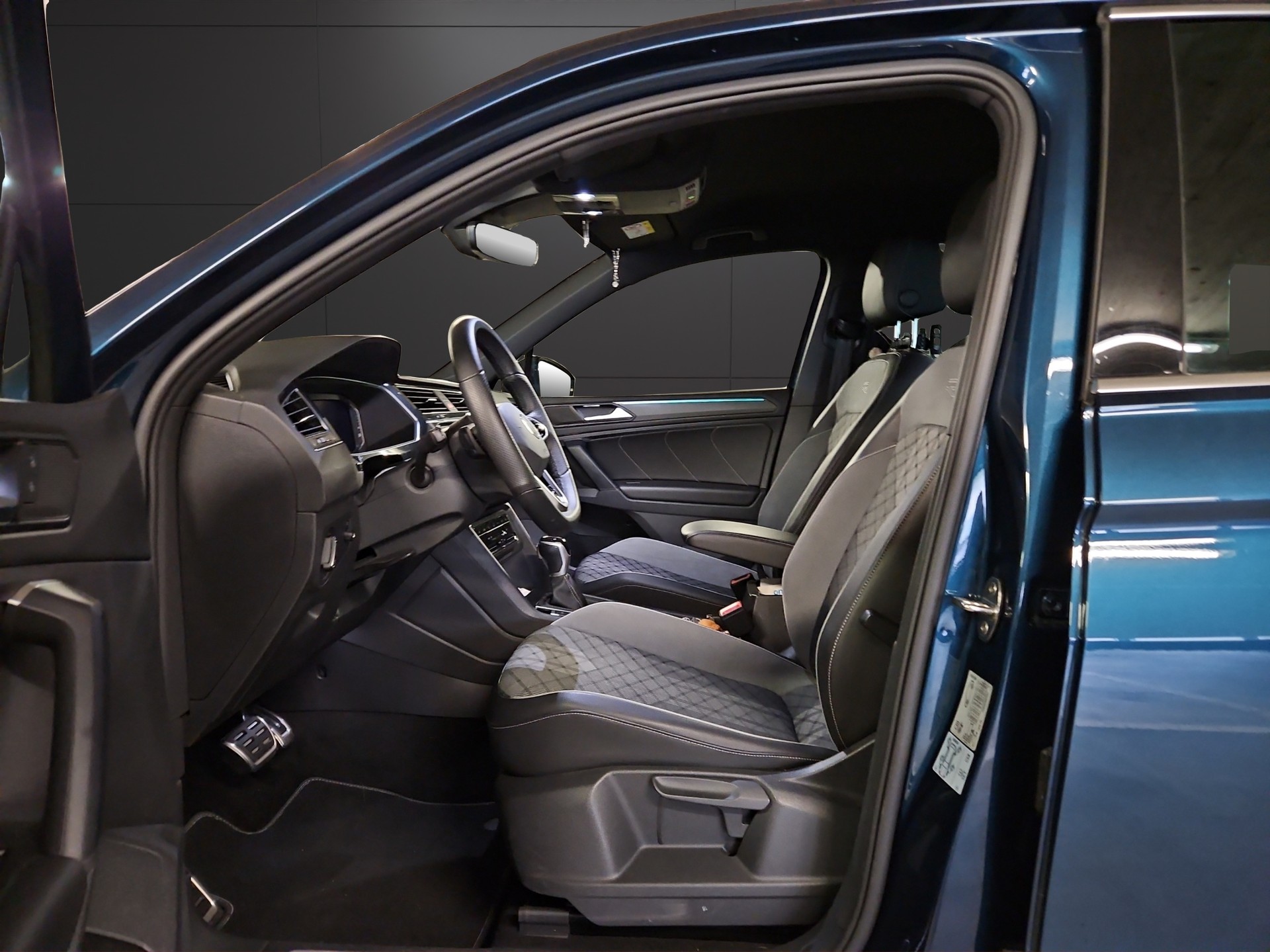 VW Tiguan 2.0 TDI SCR R-Line 4Motion DSG-image-8