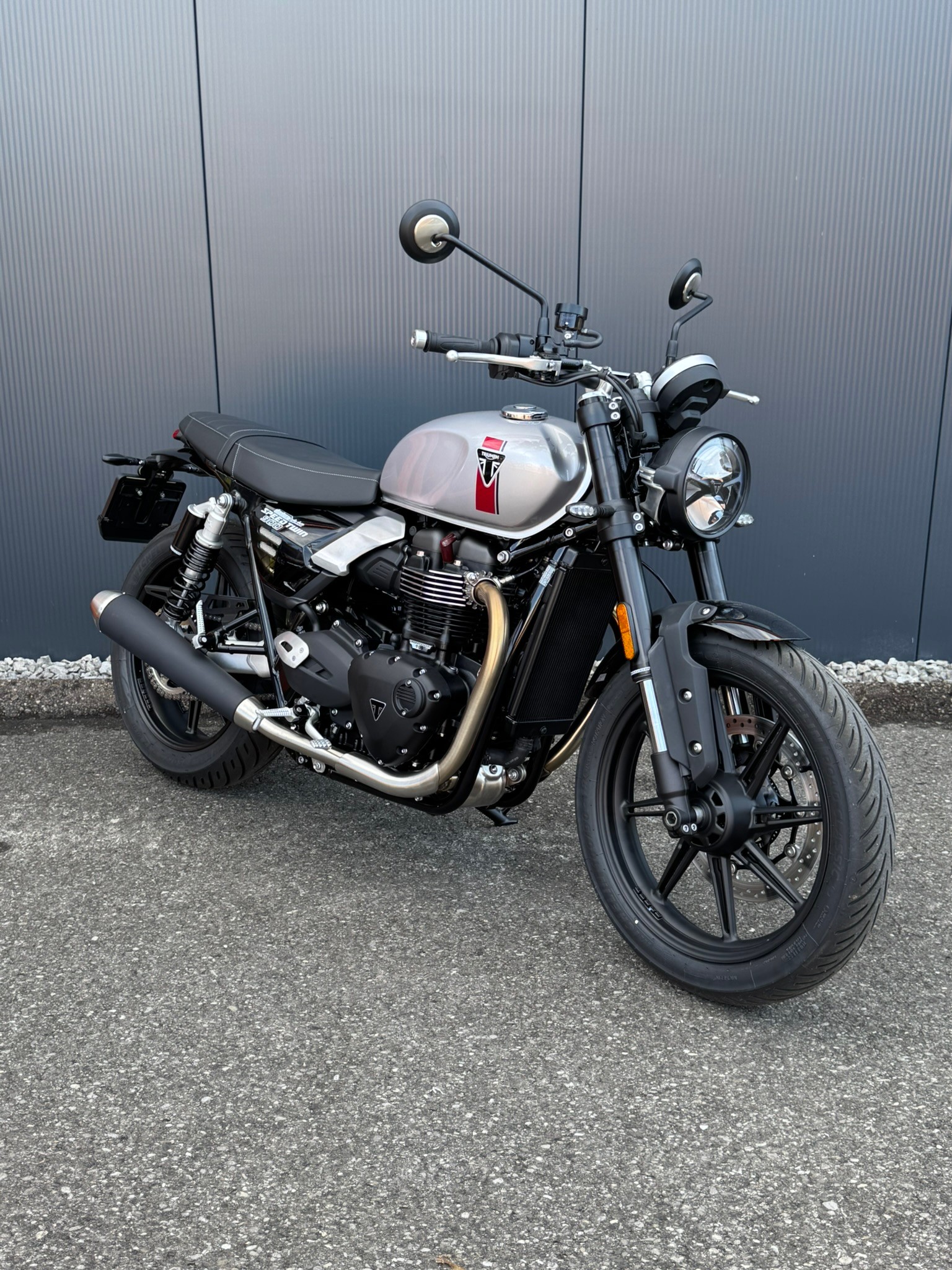 TRIUMPH 900-image-1