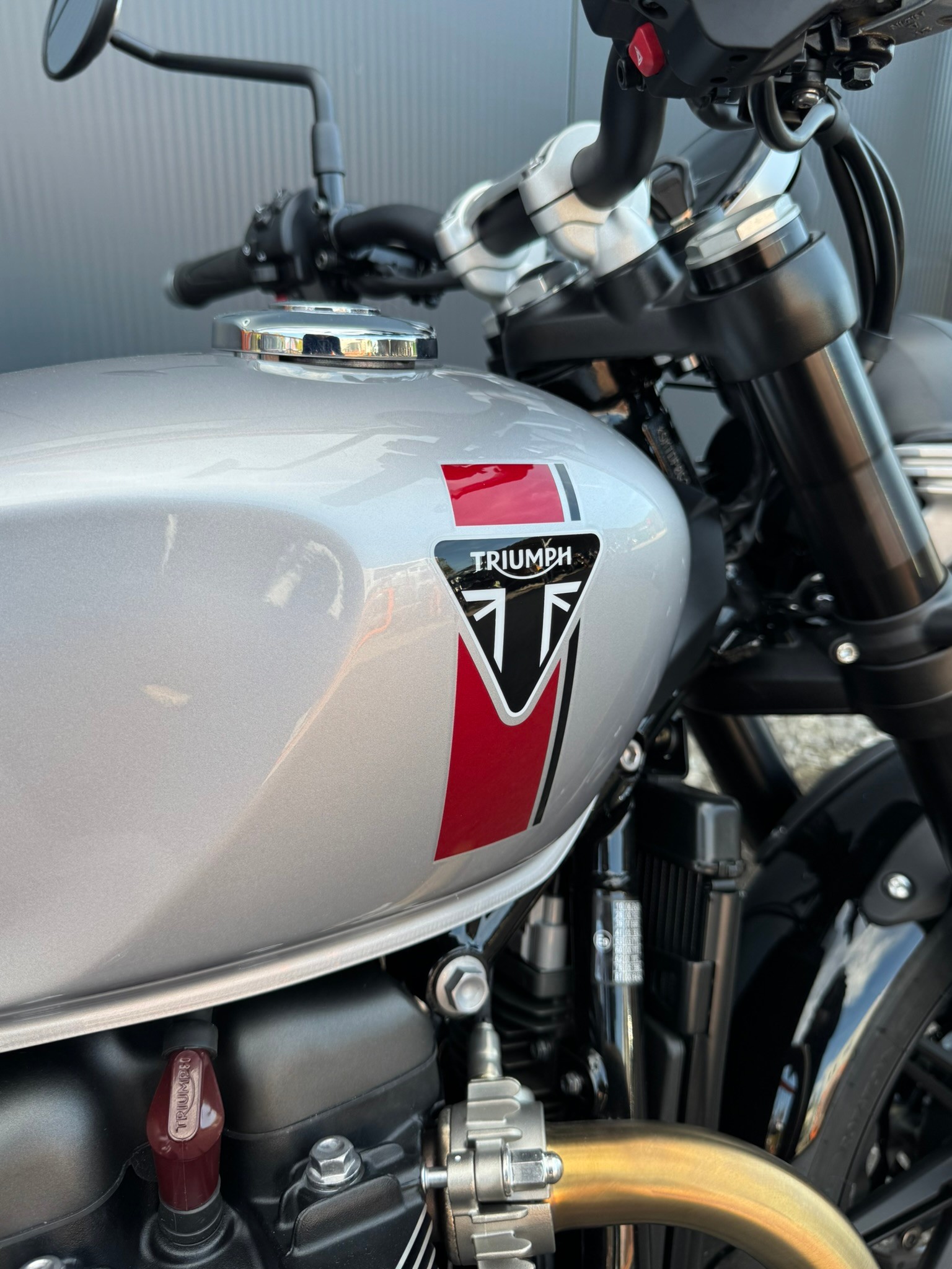 TRIUMPH 900-image-5