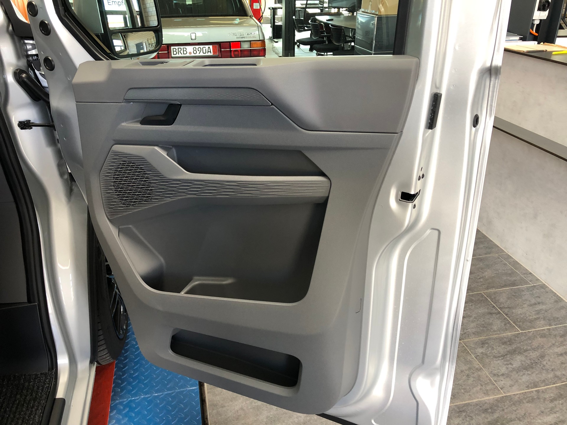 VW Transporter T7 2.0 TDI Lang-image-16