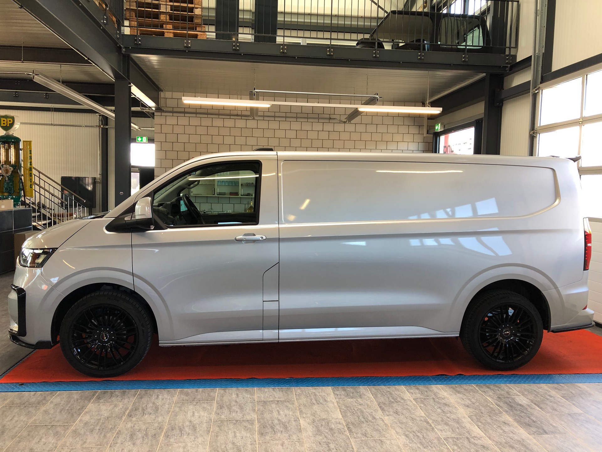 VW Transporter T7 2.0 TDI Lang-image-5