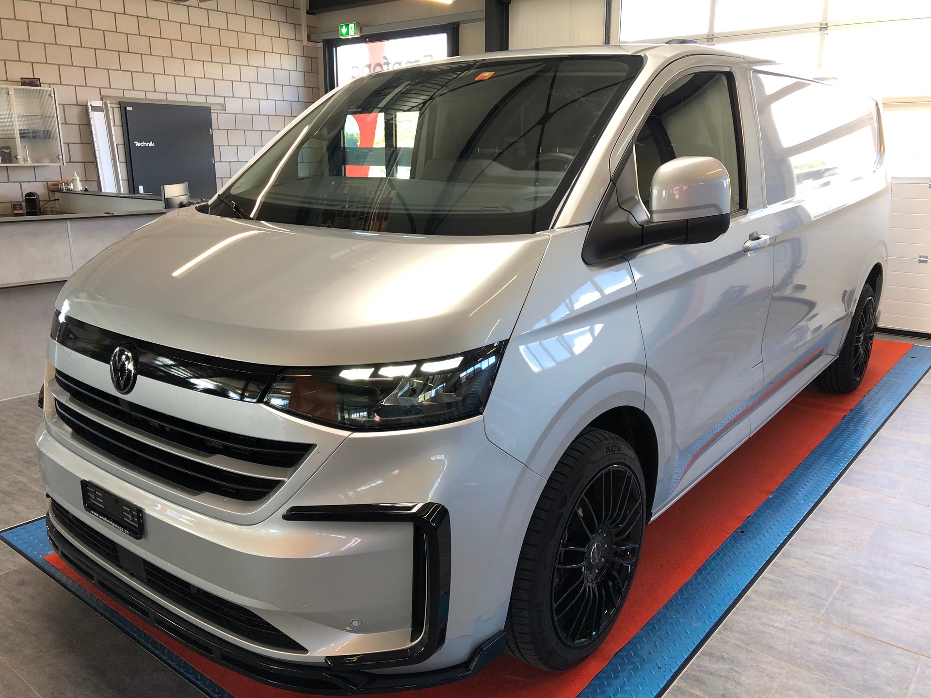 VW Transporter T7 2.0 TDI Lang-image-4