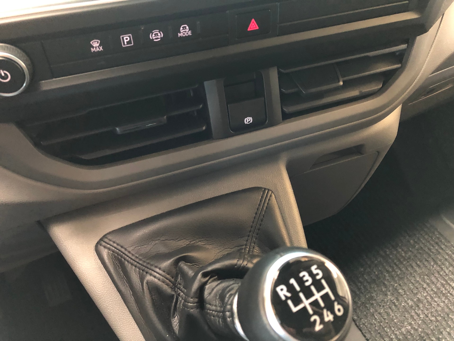 VW Transporter T7 2.0 TDI Lang-image-24