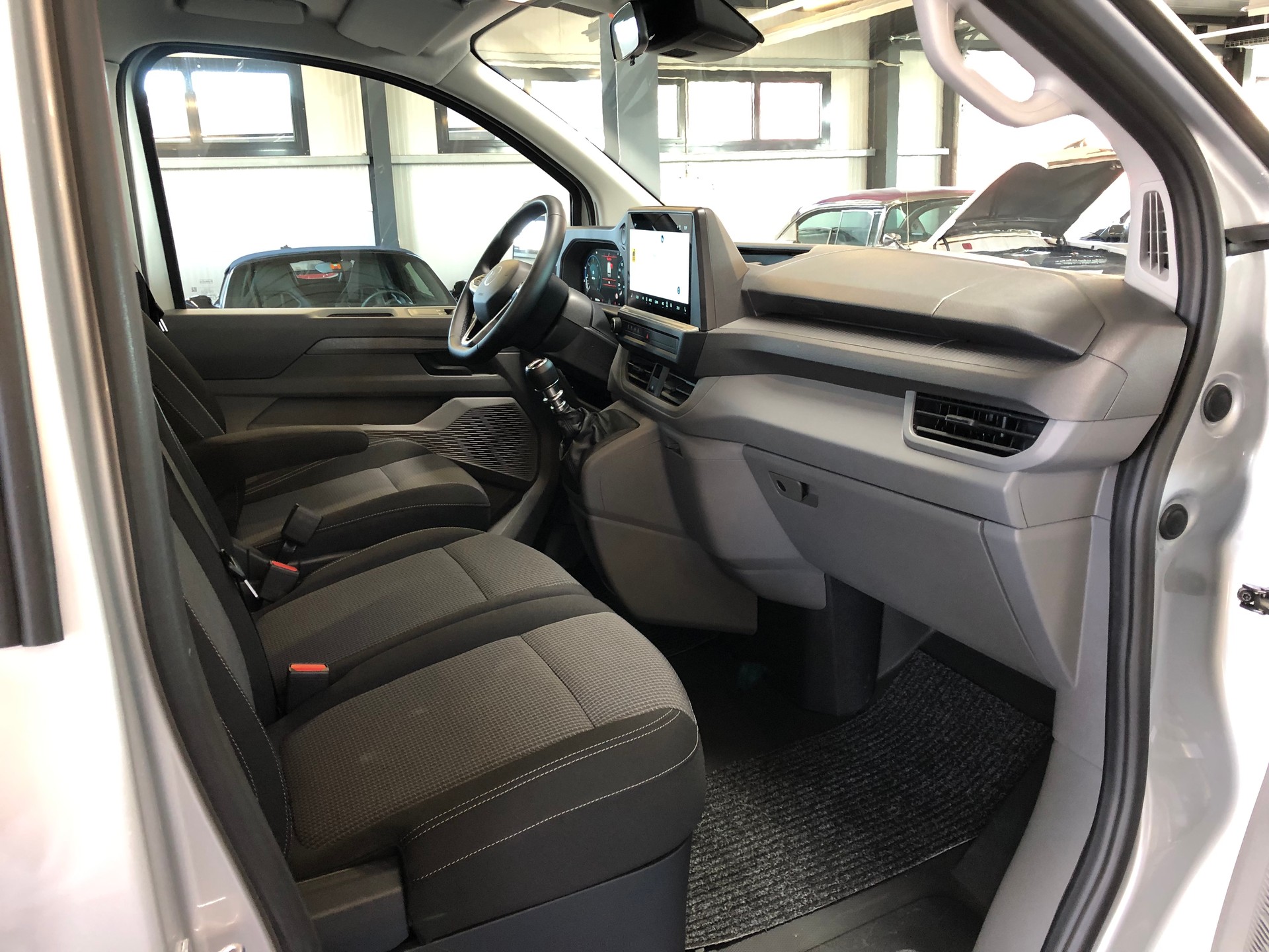 VW Transporter T7 2.0 TDI Lang-image-10