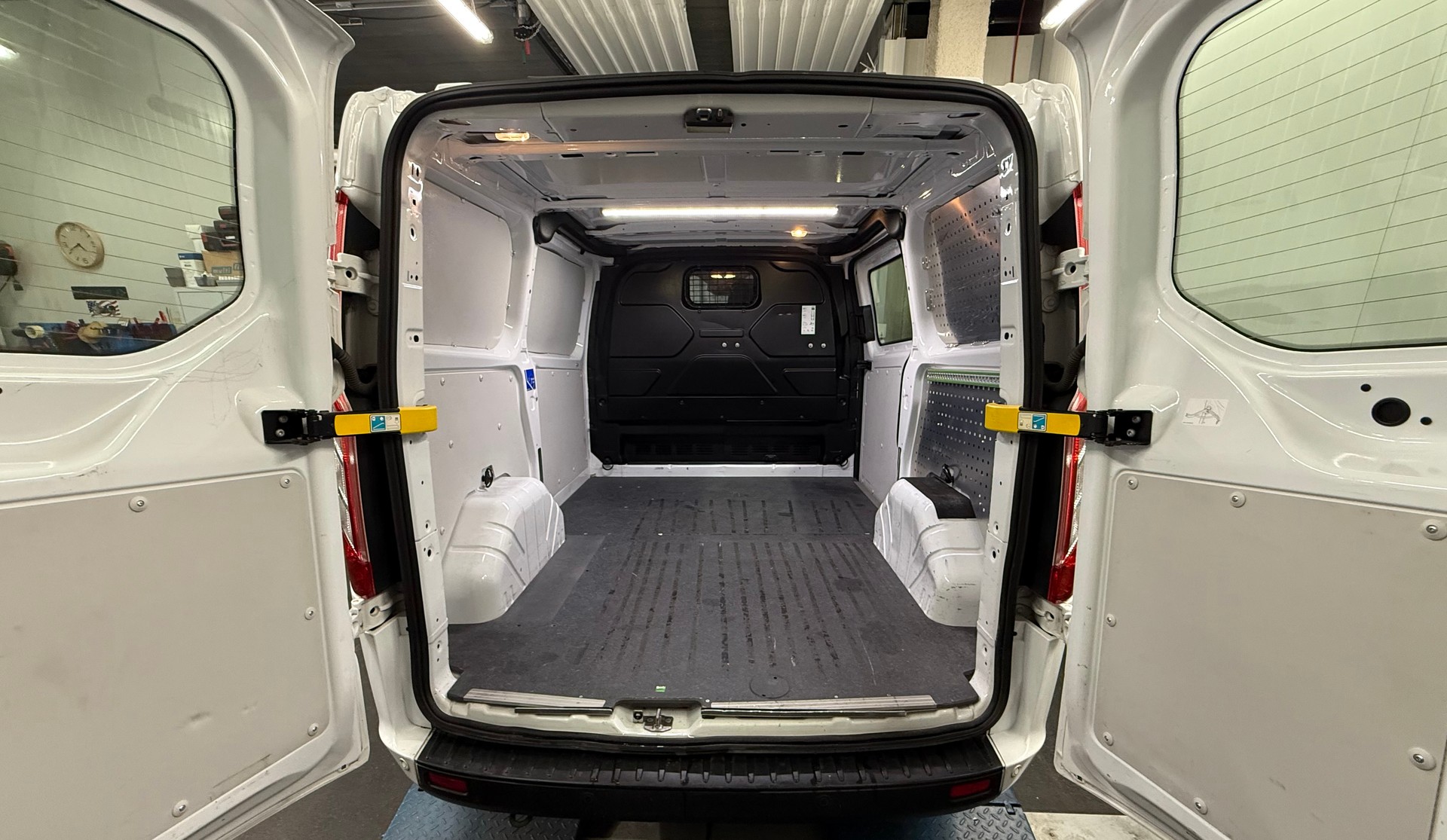 FORD Transit Custom Van 300 L1 2.0 TDCi 130 Trend-image-16