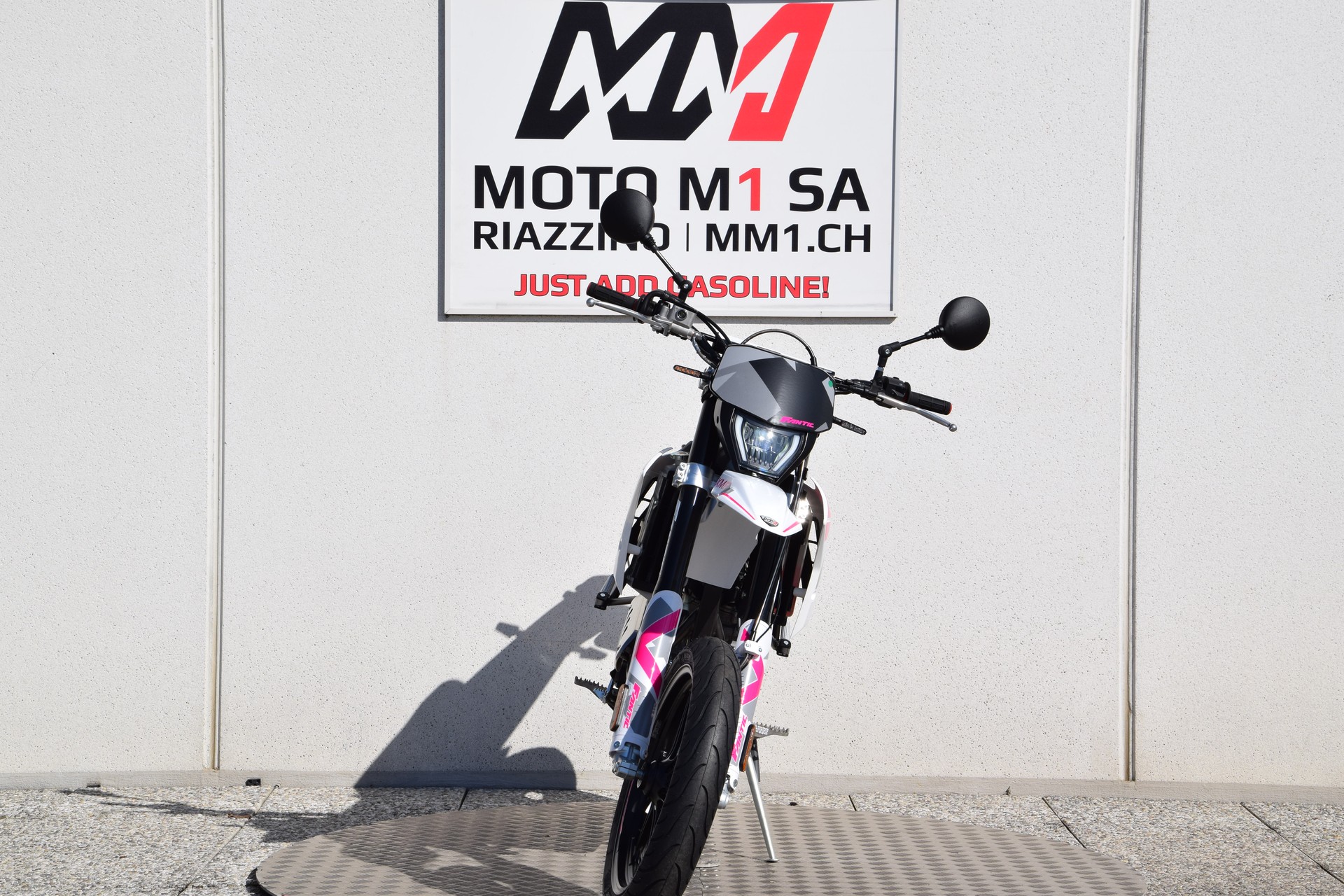 FANTIC Motard 125 Performance Pink Edition-image-2