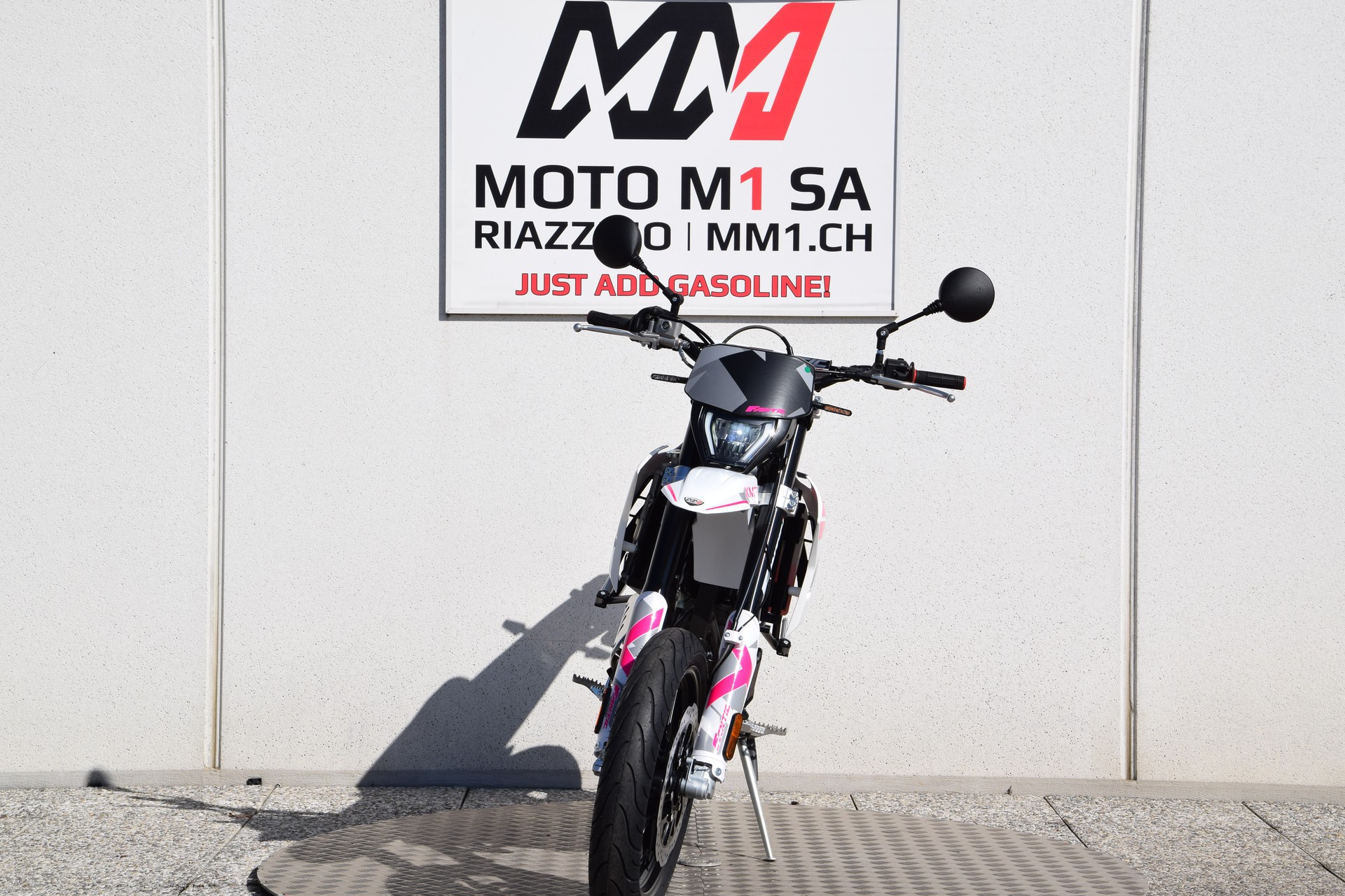 FANTIC Motard 125 Performance Pink Edition-image-3