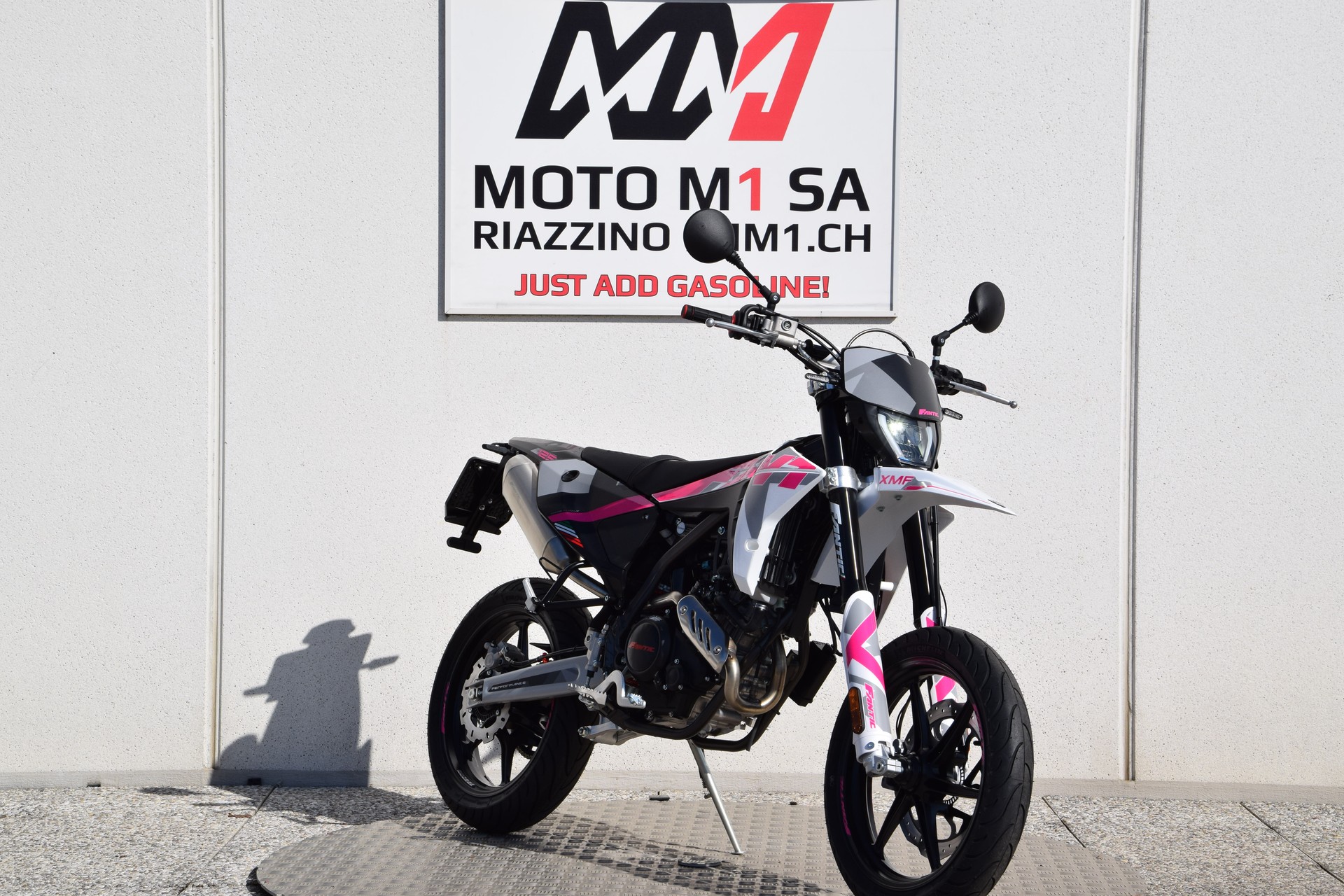 FANTIC Motard 125 Performance Pink Edition-image-1