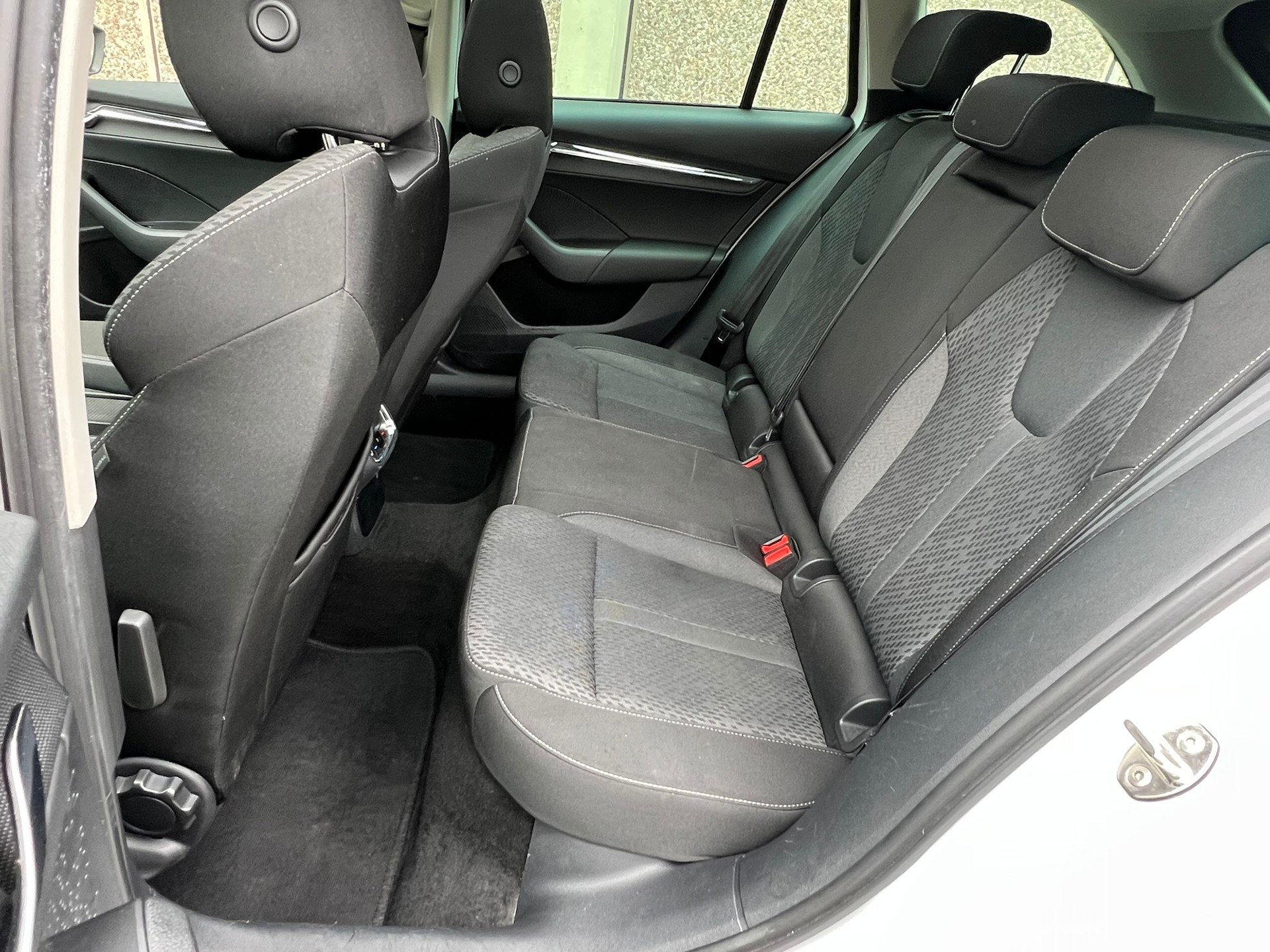SKODA Octavia Combi 2.0 TDI DSG Style 4x4-image-12