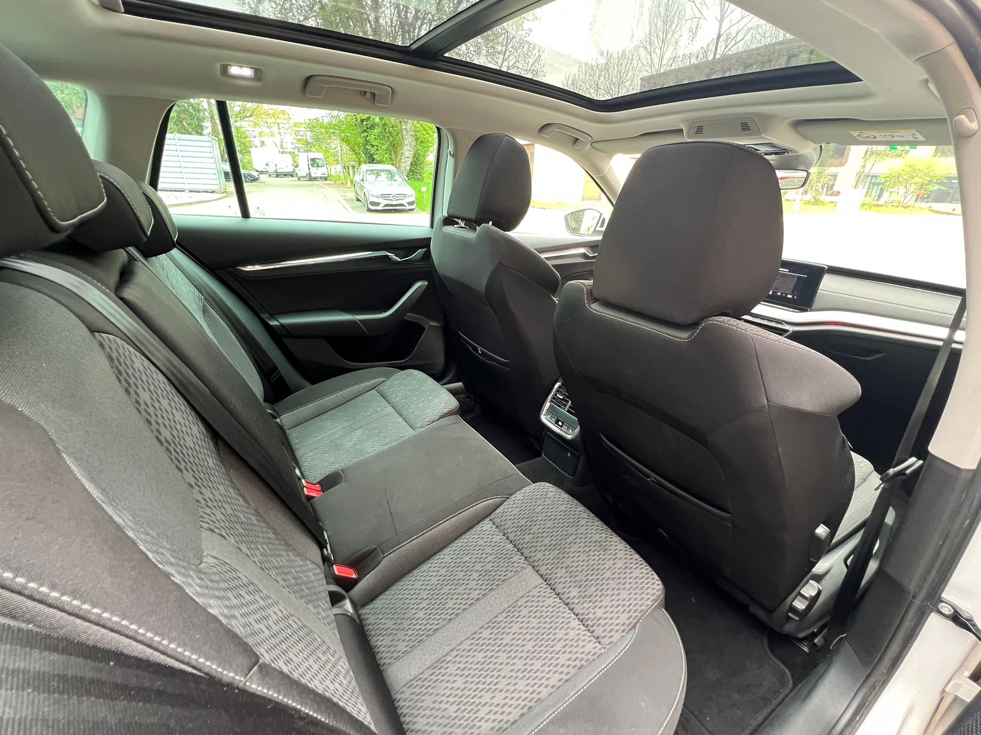 SKODA Octavia Combi 2.0 TDI DSG Style 4x4-image-10