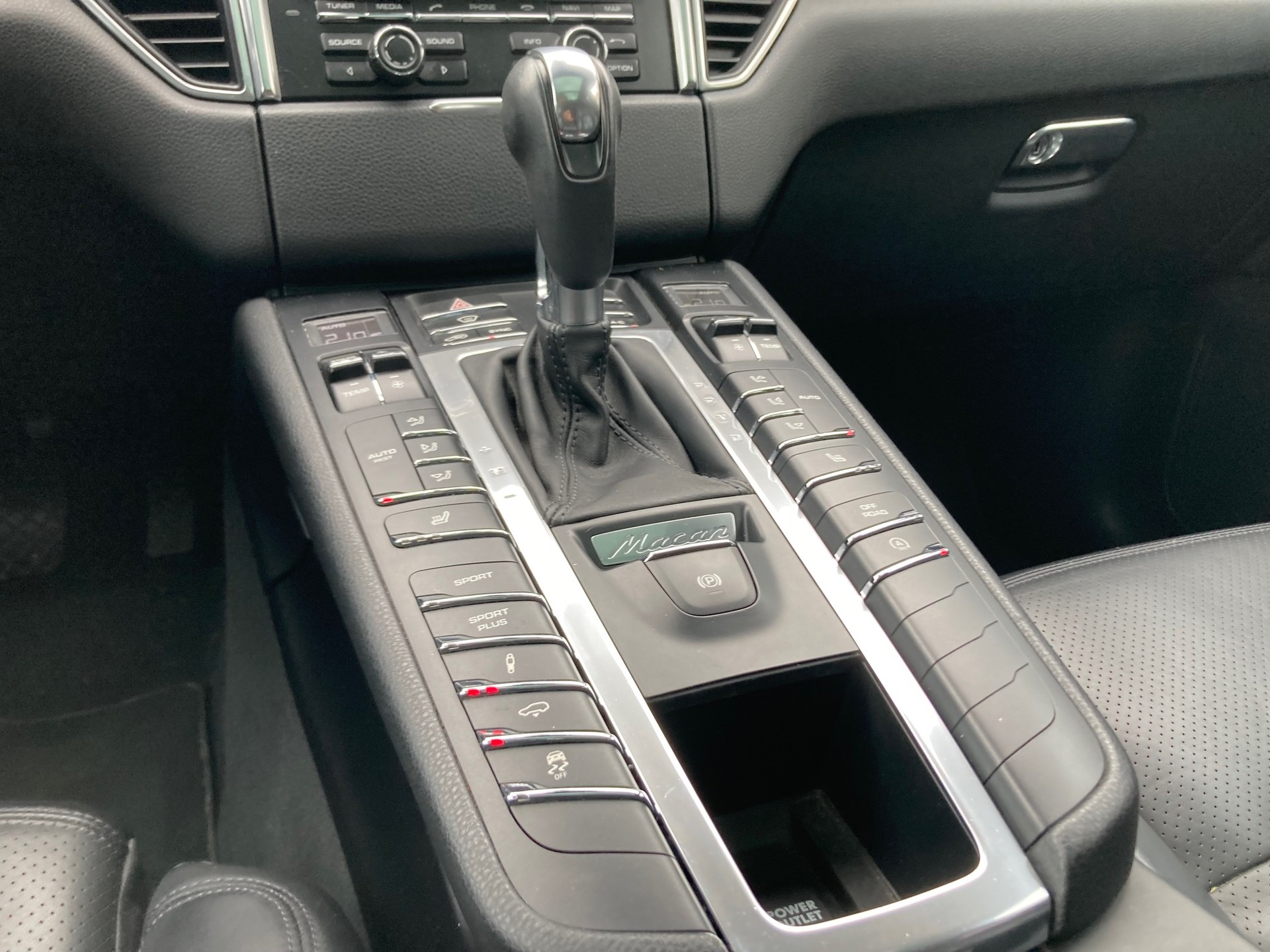 PORSCHE Macan S-image-14