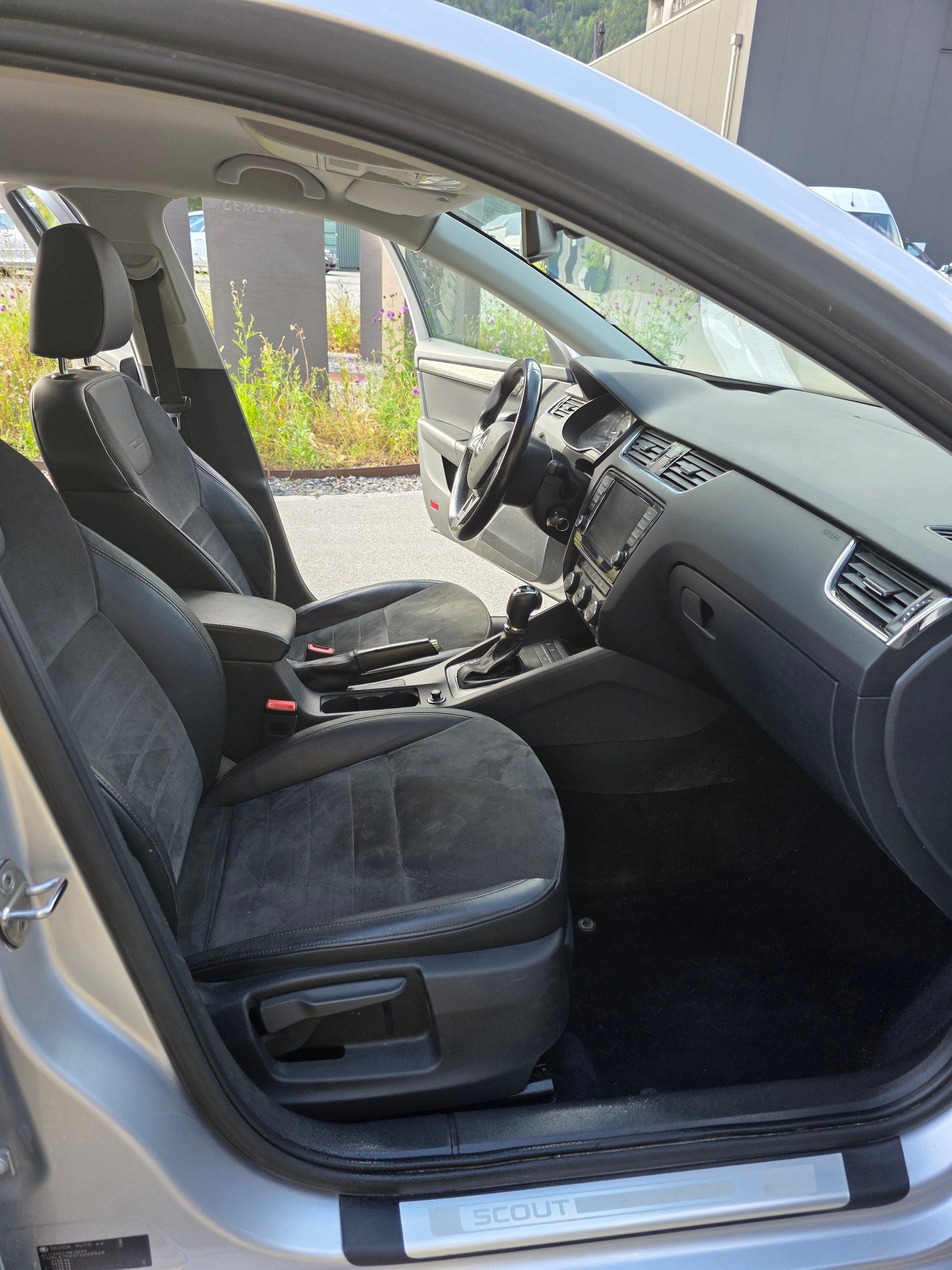 SKODA Octavia Combi 2.0 TDI Scout 4x4 DSG-image-13