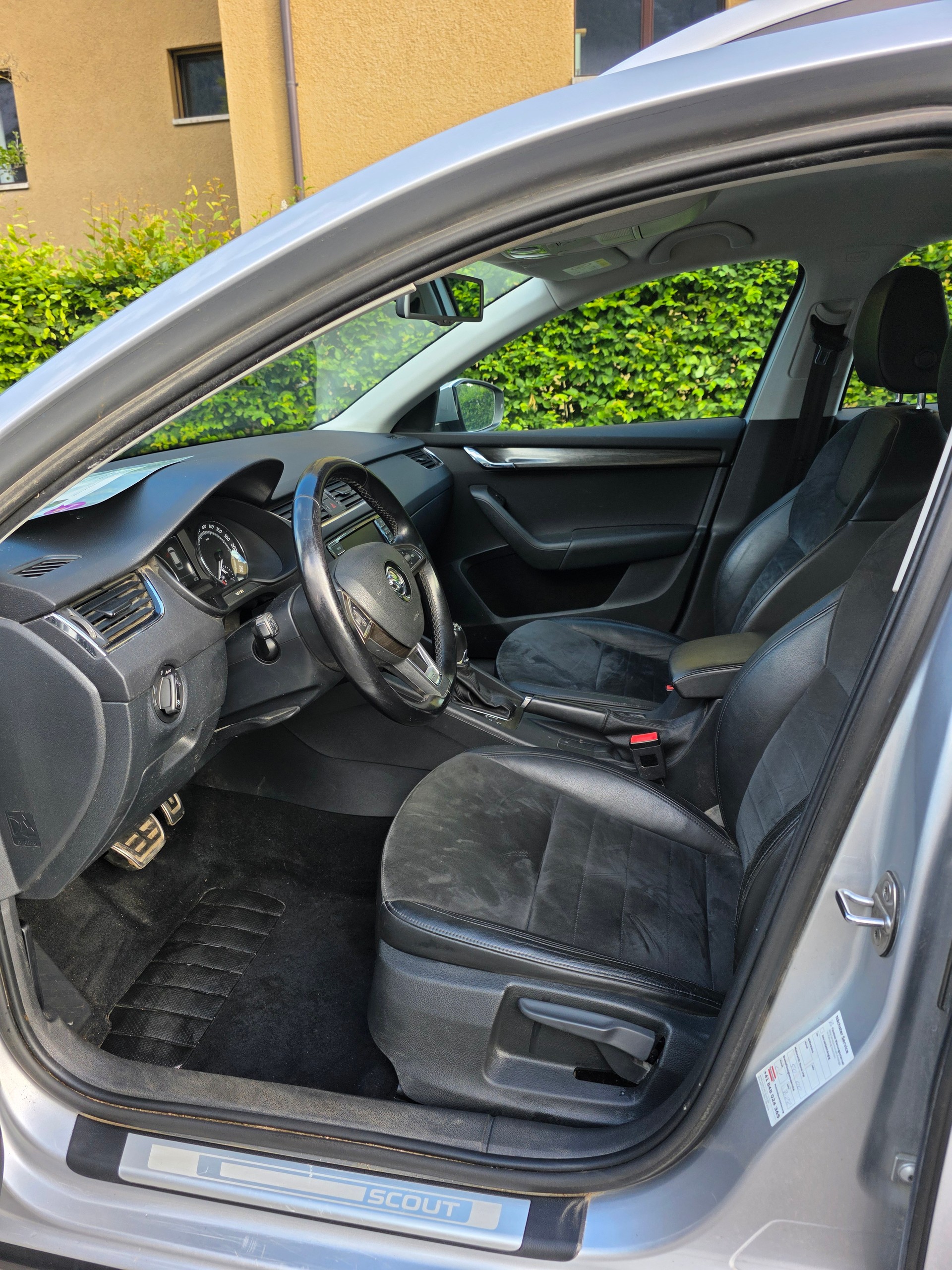 SKODA Octavia Combi 2.0 TDI Scout 4x4 DSG-image-9