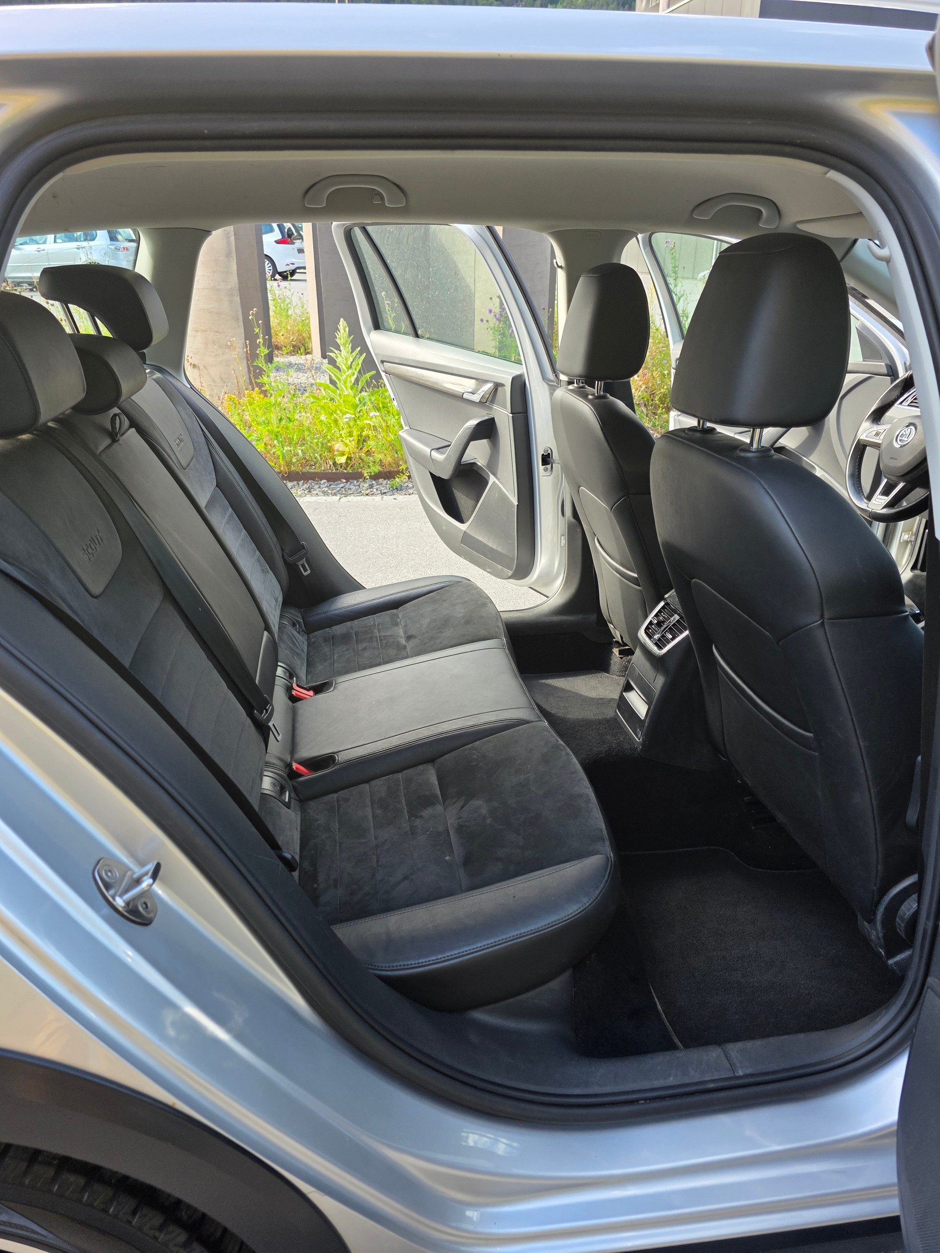SKODA Octavia Combi 2.0 TDI Scout 4x4 DSG-image-12