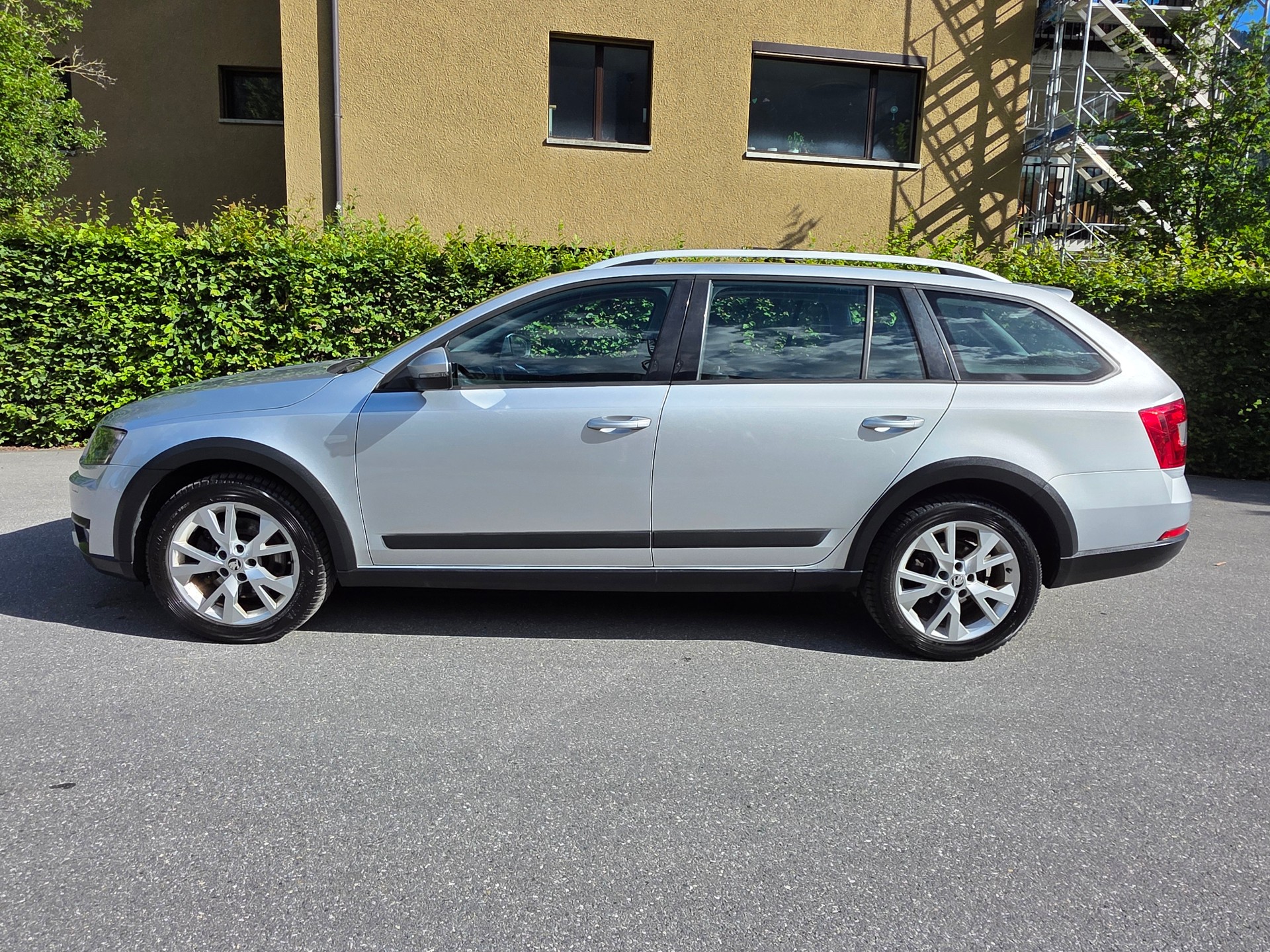 SKODA Octavia Combi 2.0 TDI Scout 4x4 DSG-image-1