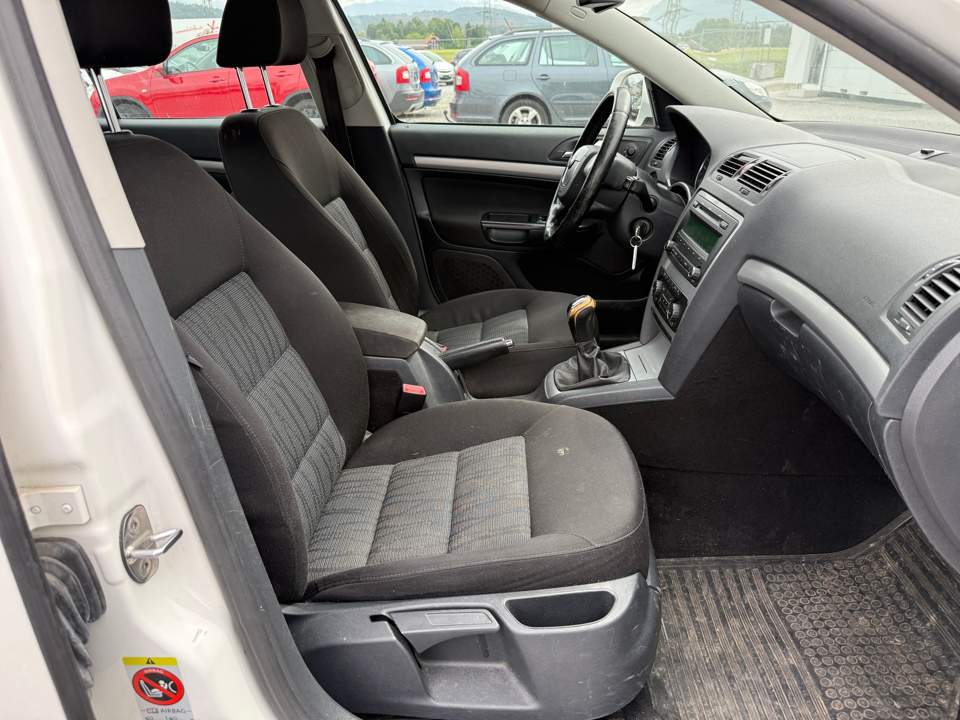 SKODA Octavia Combi 1.6 TDI Swiss Adventure 4x4-image-6