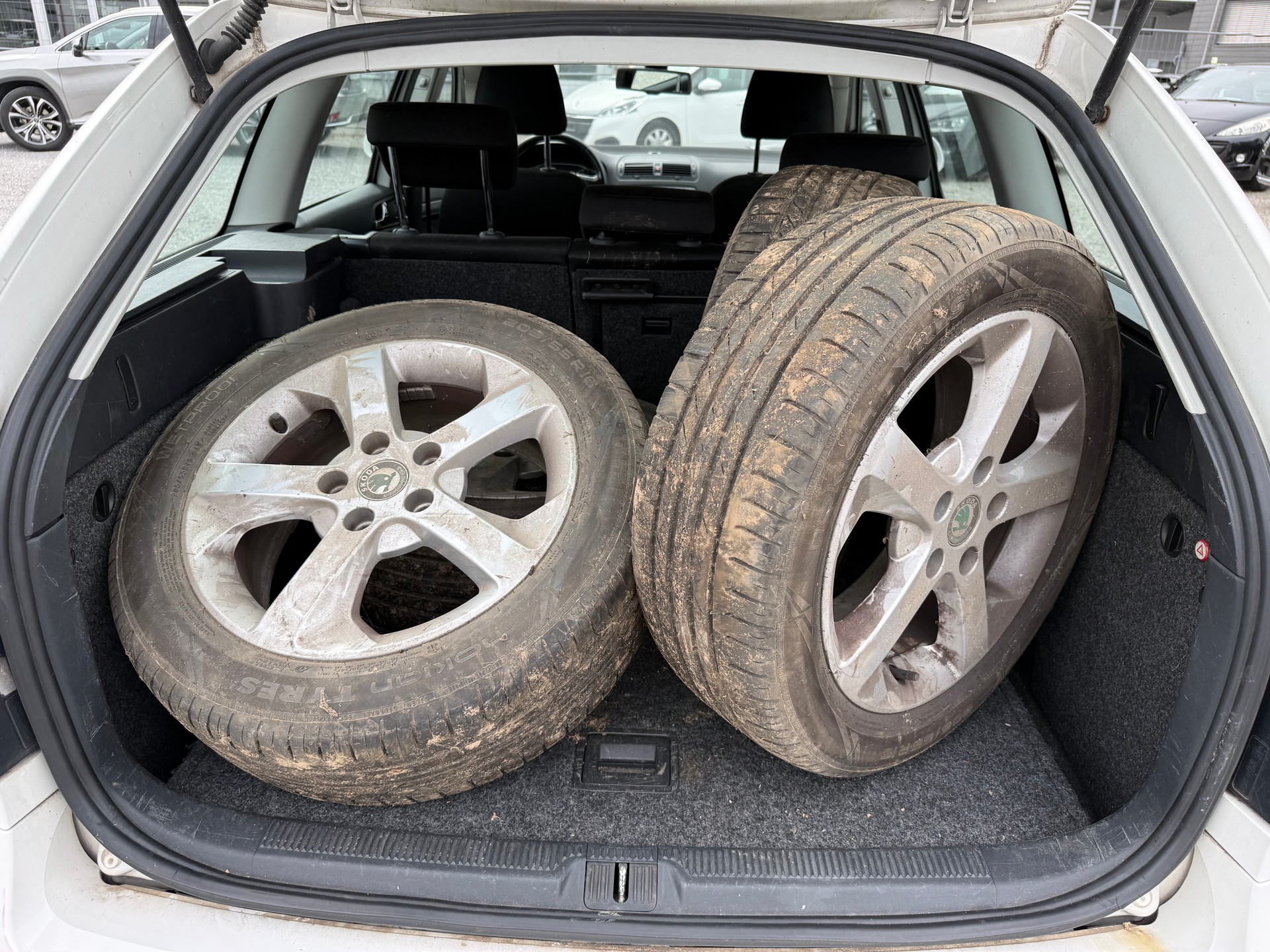 SKODA Octavia Combi 1.6 TDI Swiss Adventure 4x4-image-9